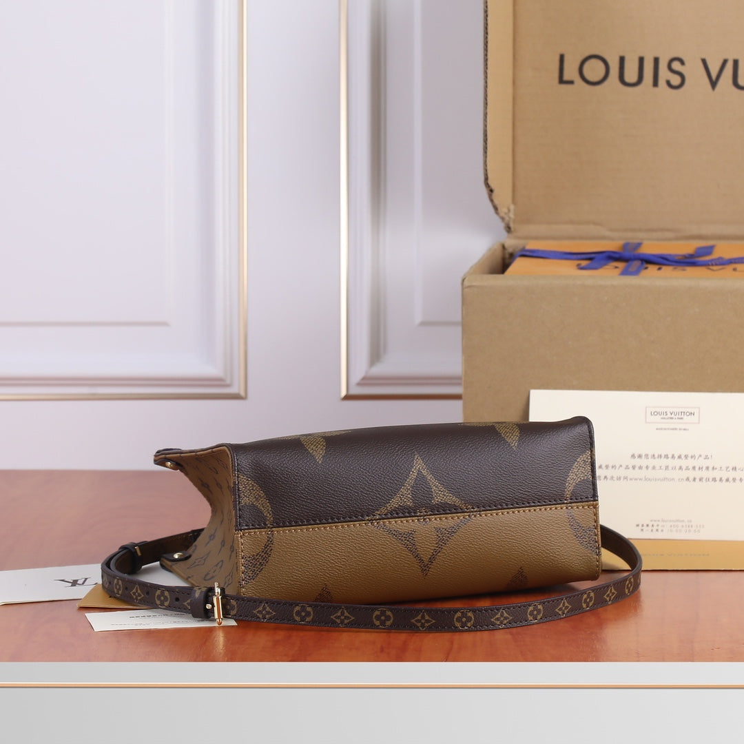 1XE65BDE Stylish leather bag 