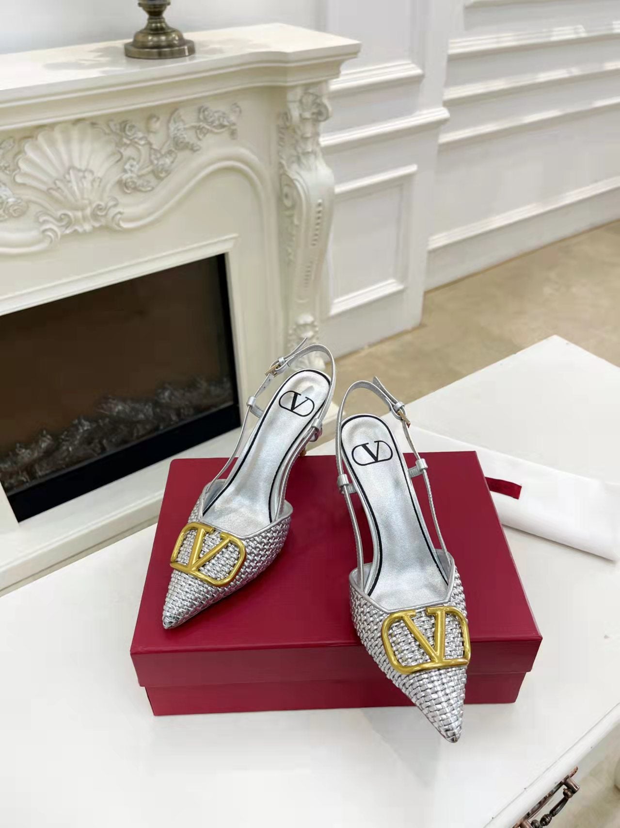 2YVL38ZDE Stylish leather  High heels