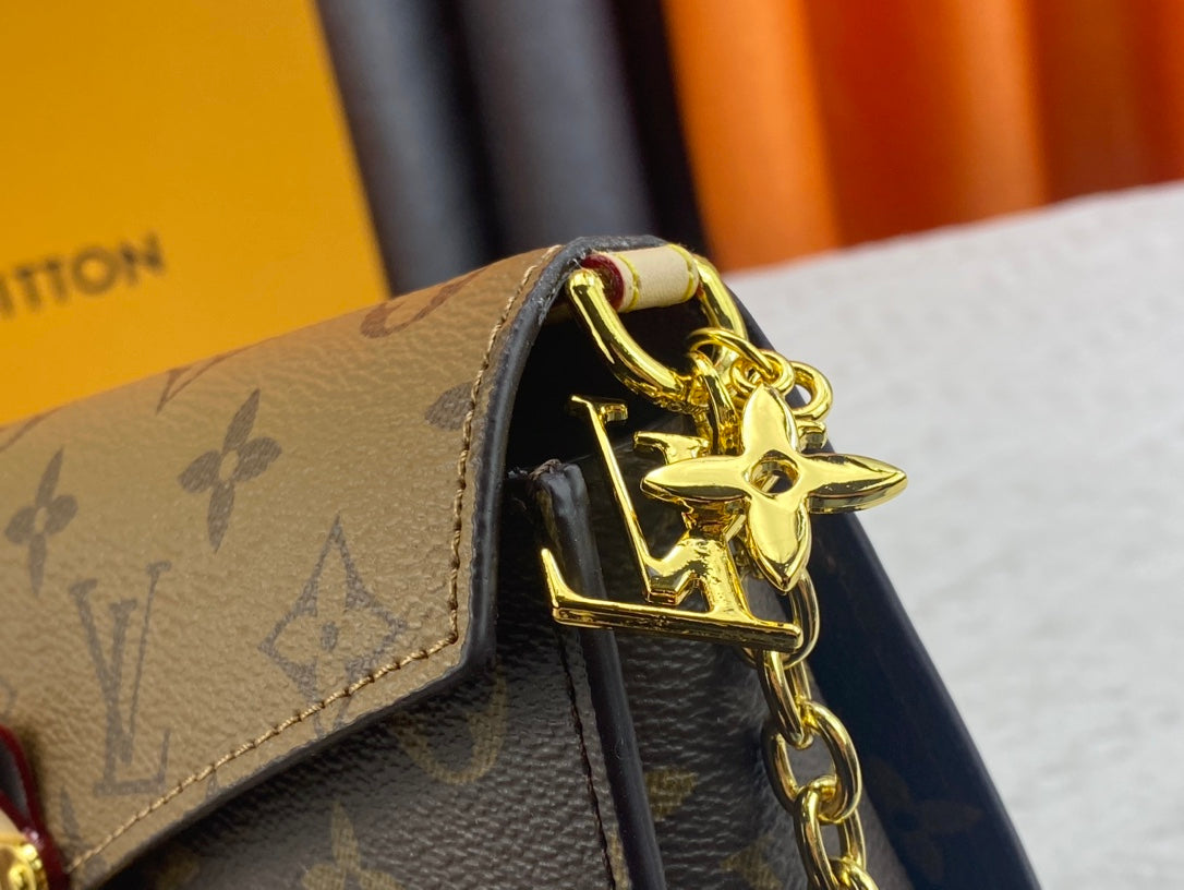 1XE32BDE Stylish leather bag 