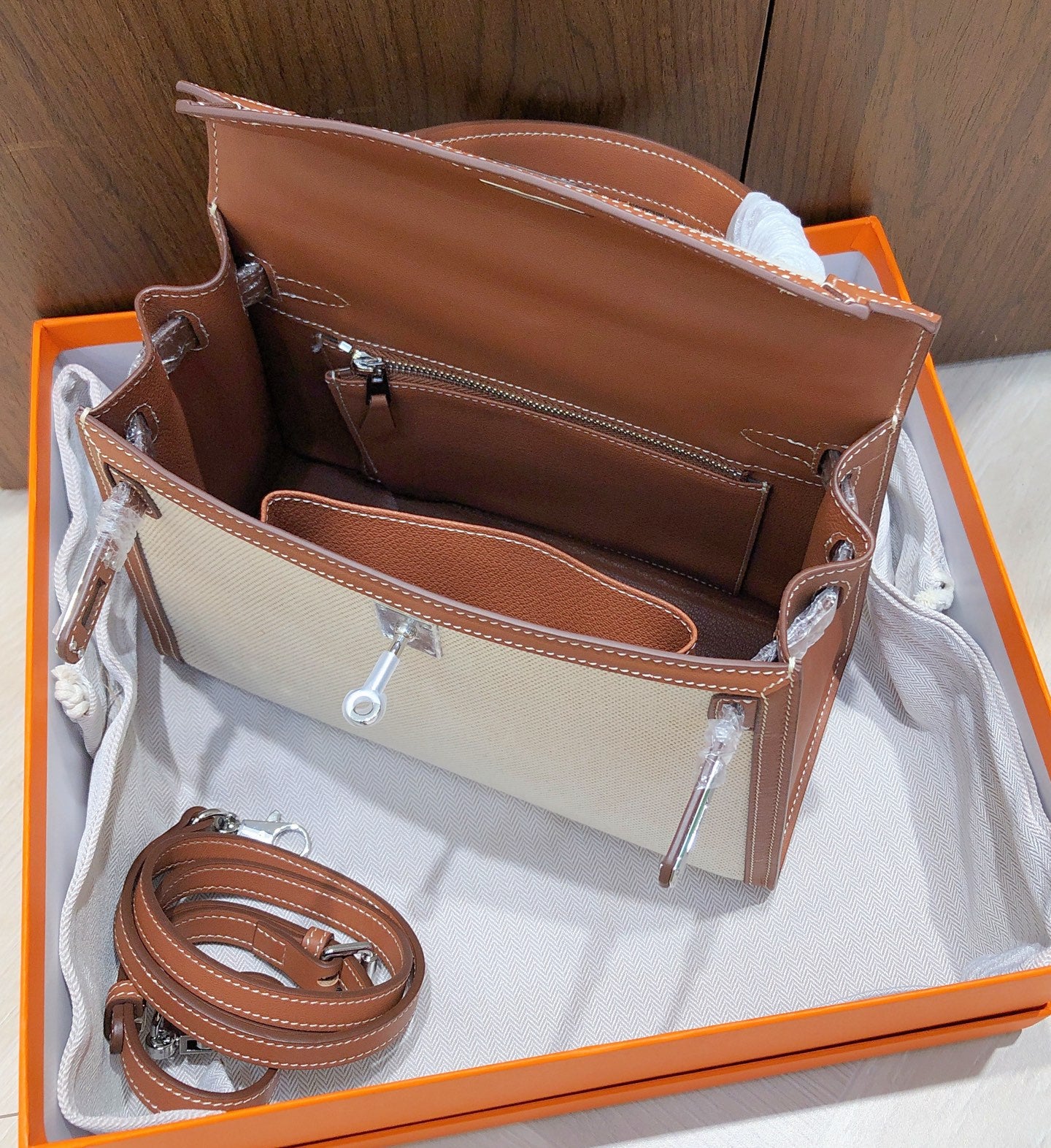 15RH119BDE Stylish leather bag