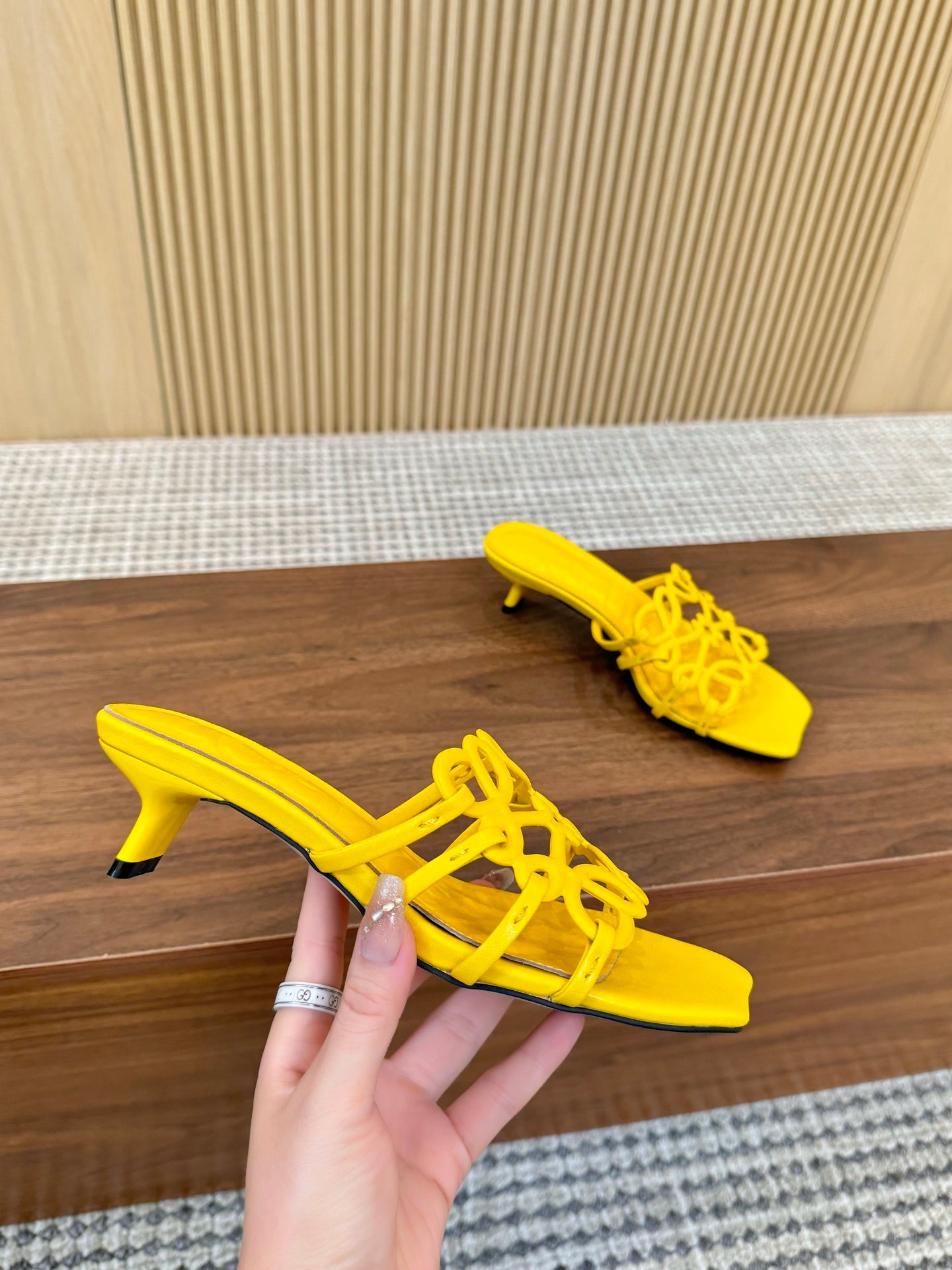 255QA33ZDE Stylish leather Slippers