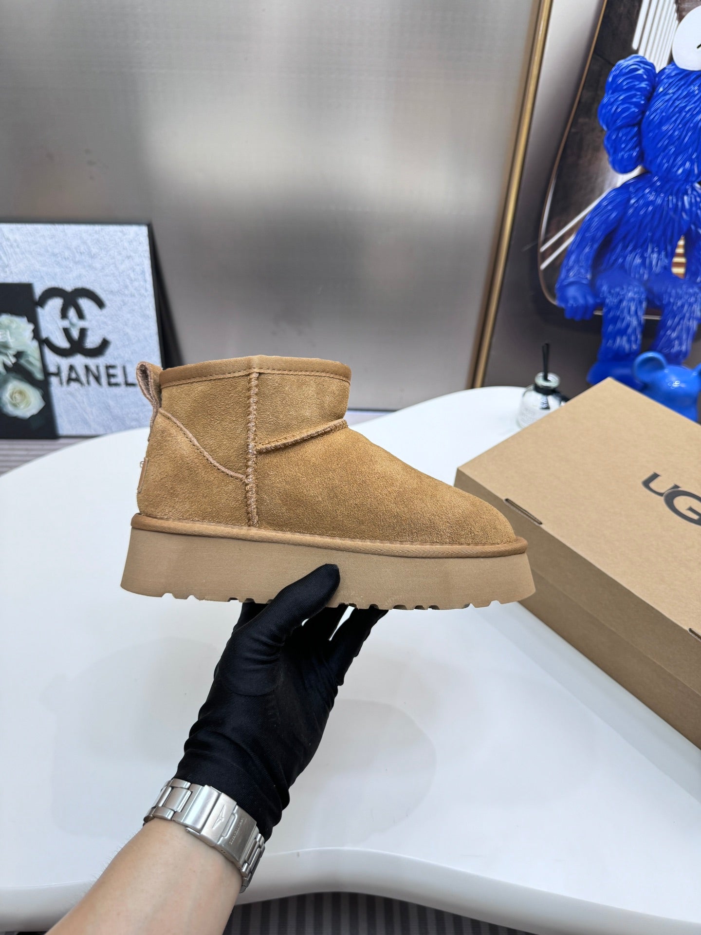1LU9ZDE Stylish snow boots