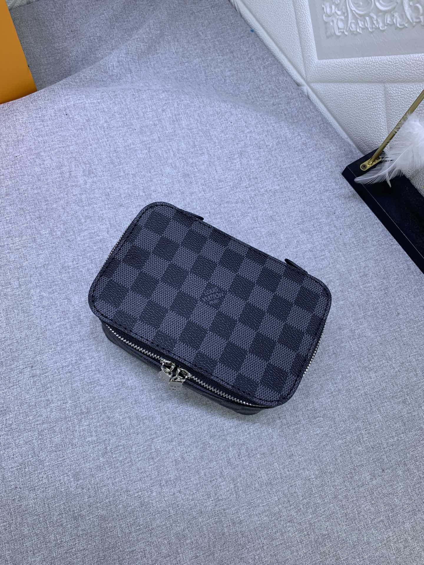 1XE272BDE Stylish leather bag 