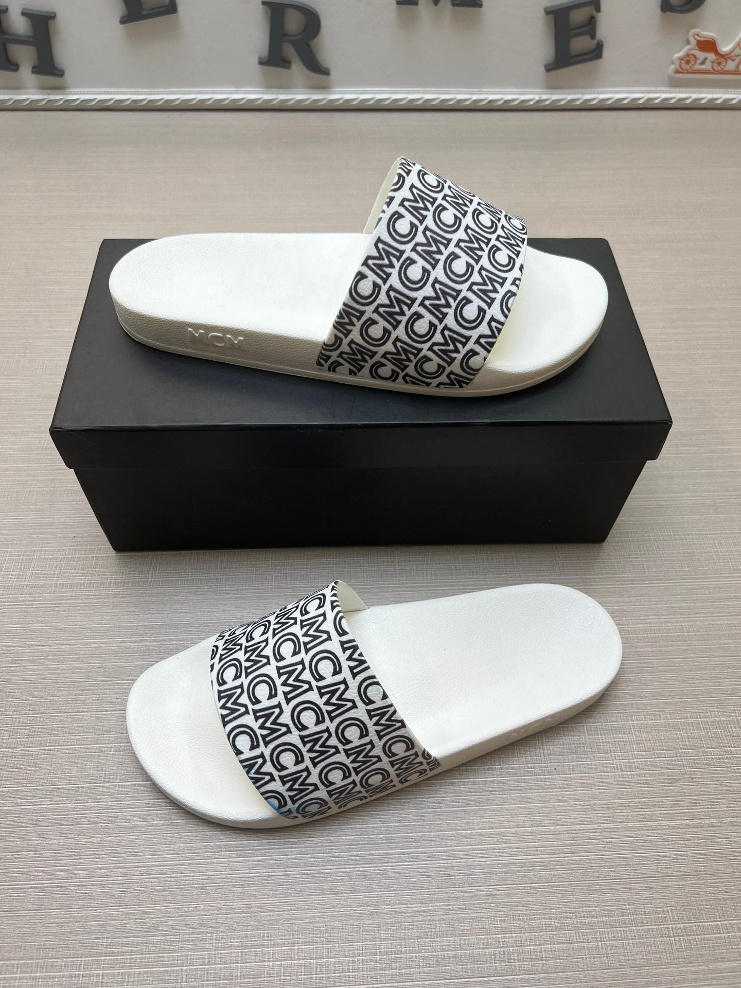 54M45ZDE Stylish slippers