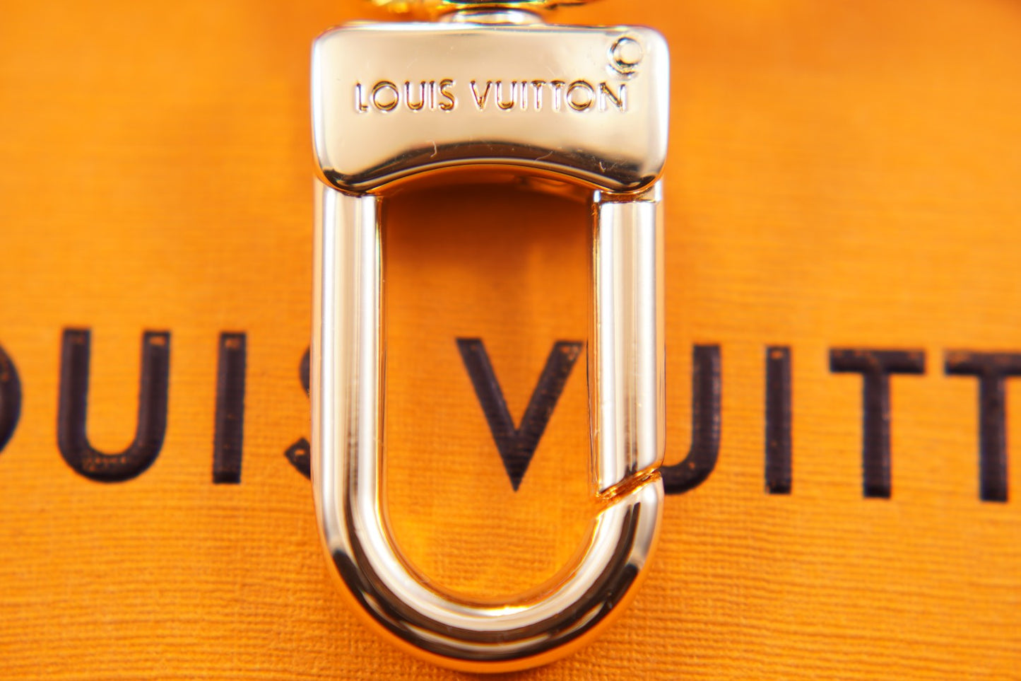 14E90ADE Stylish key closure