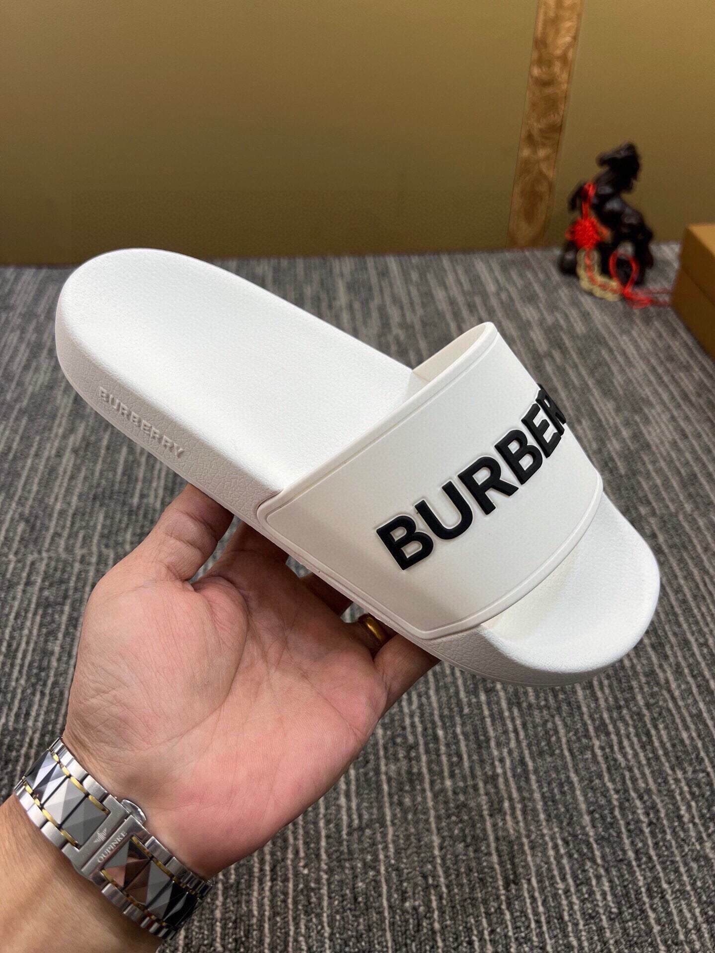 535ZR256ZDE Stylish Slippers