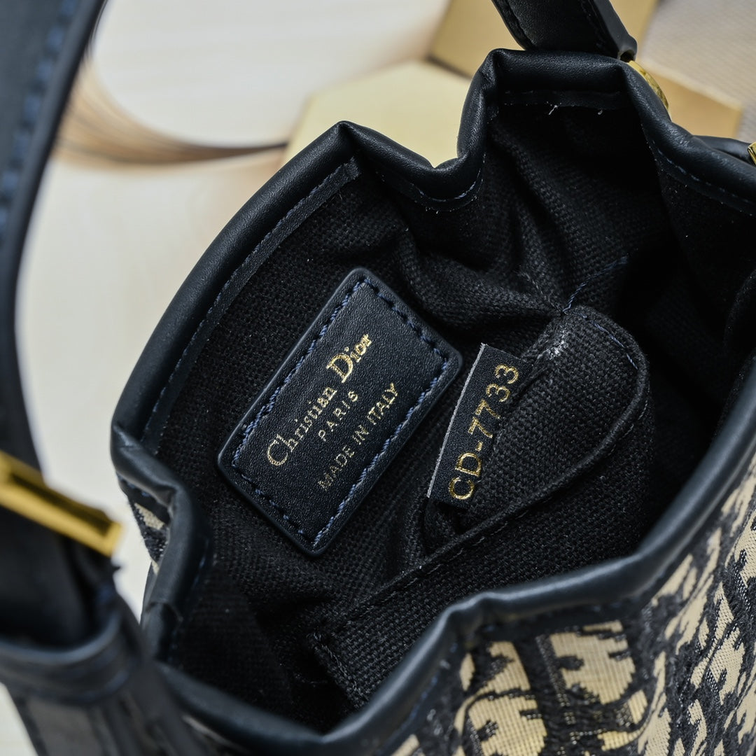 2XD370BDE Stylish leather bag 