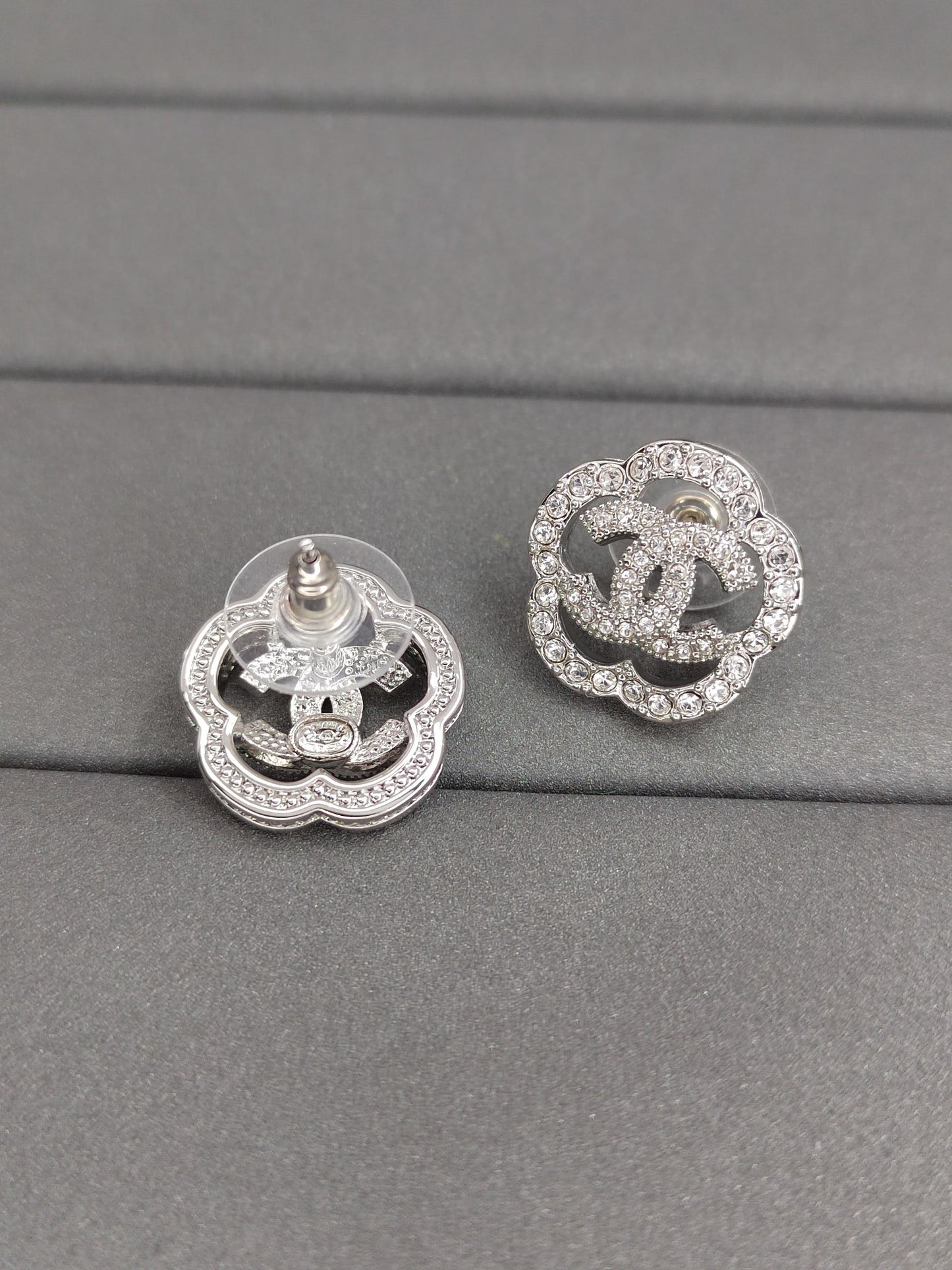 15QC12EDE Stylish Earrings