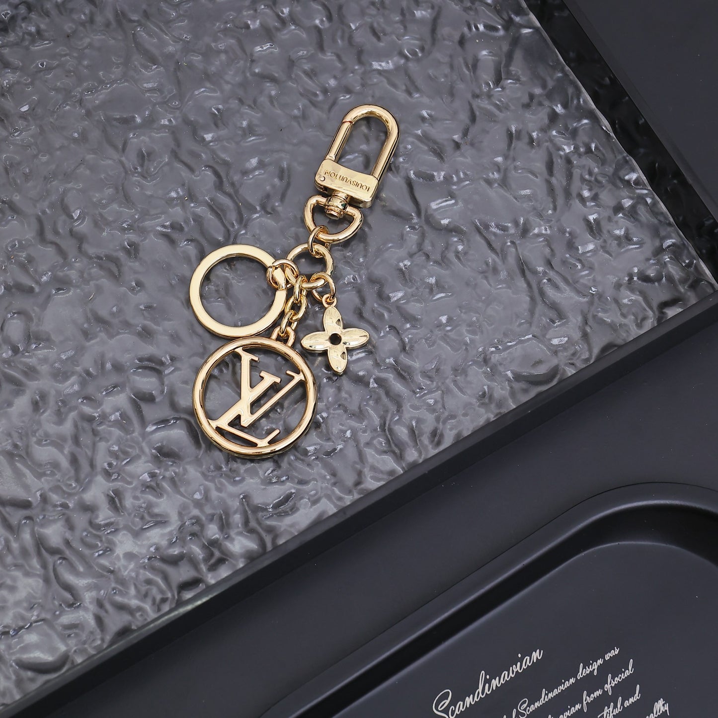 14E21ADE Stylish key closure