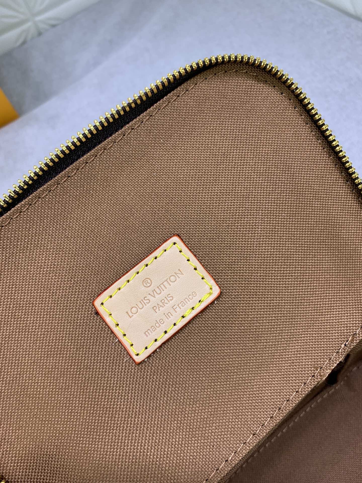 1XE272BDE Stylish leather bag 