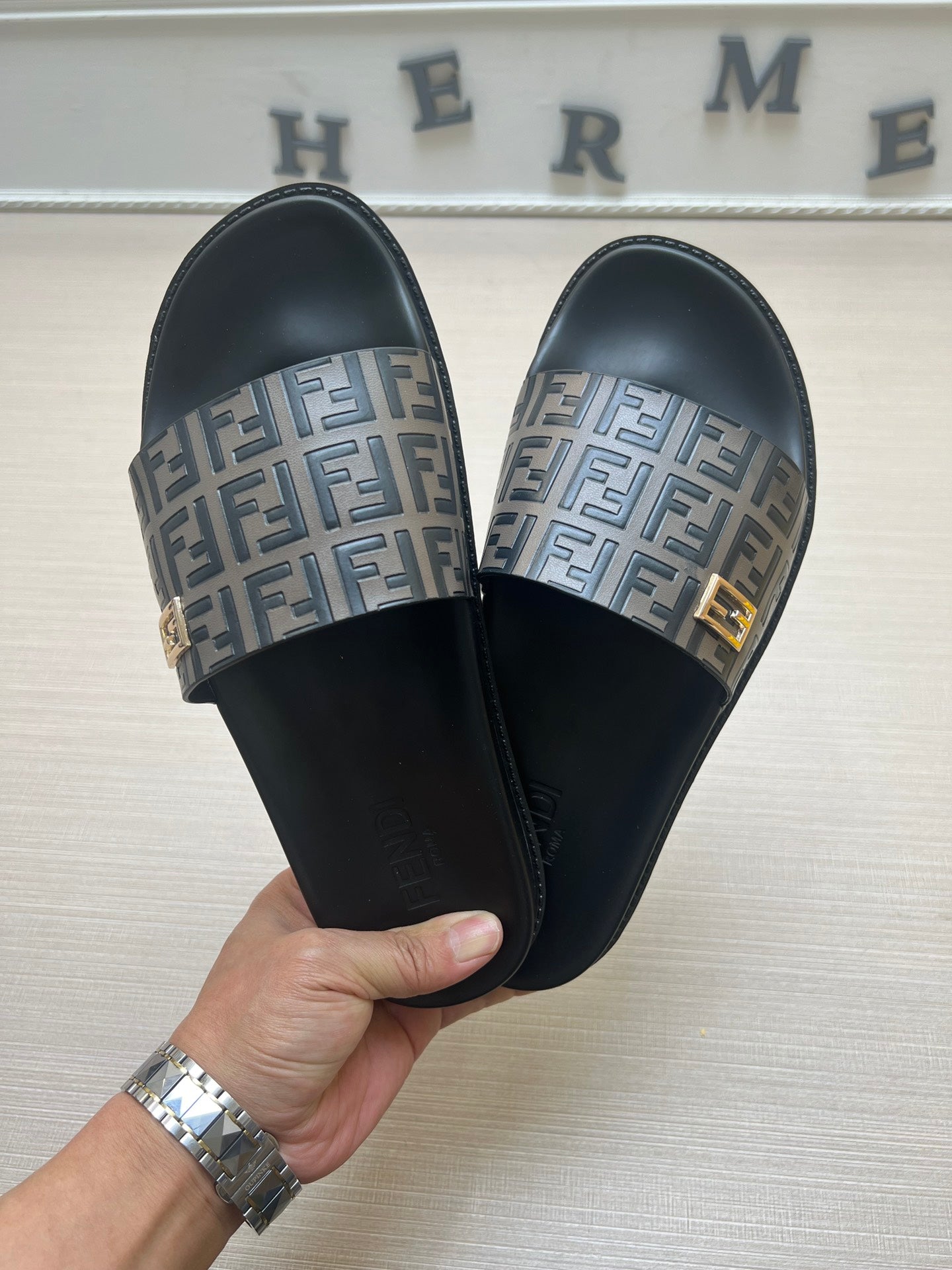 54F121ZDE Stylish slippers