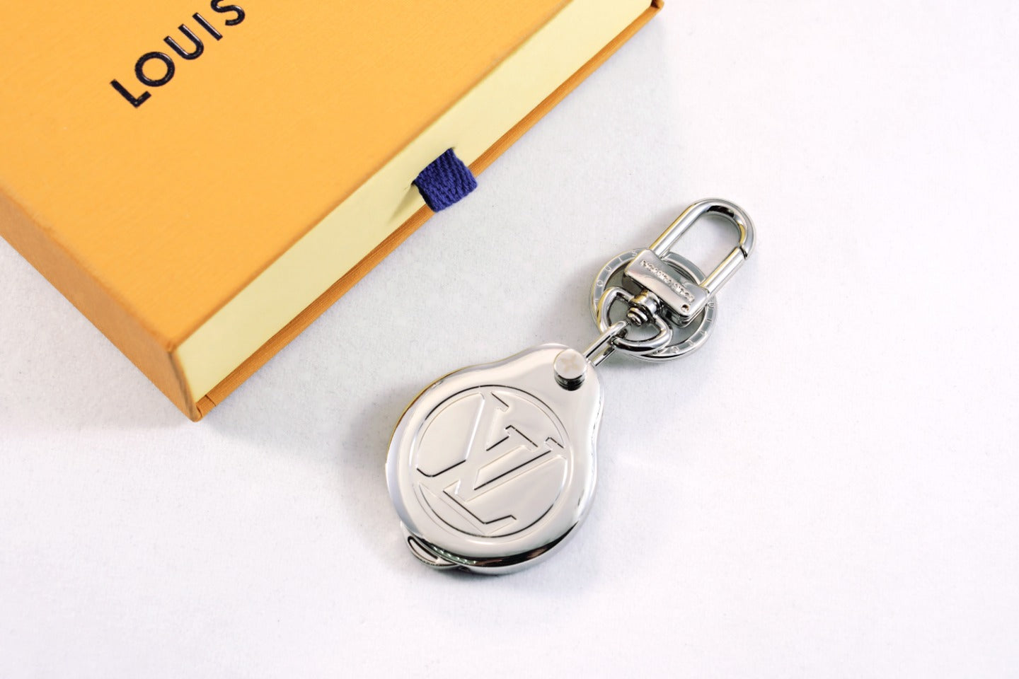 14E92ADE Stylish key closure