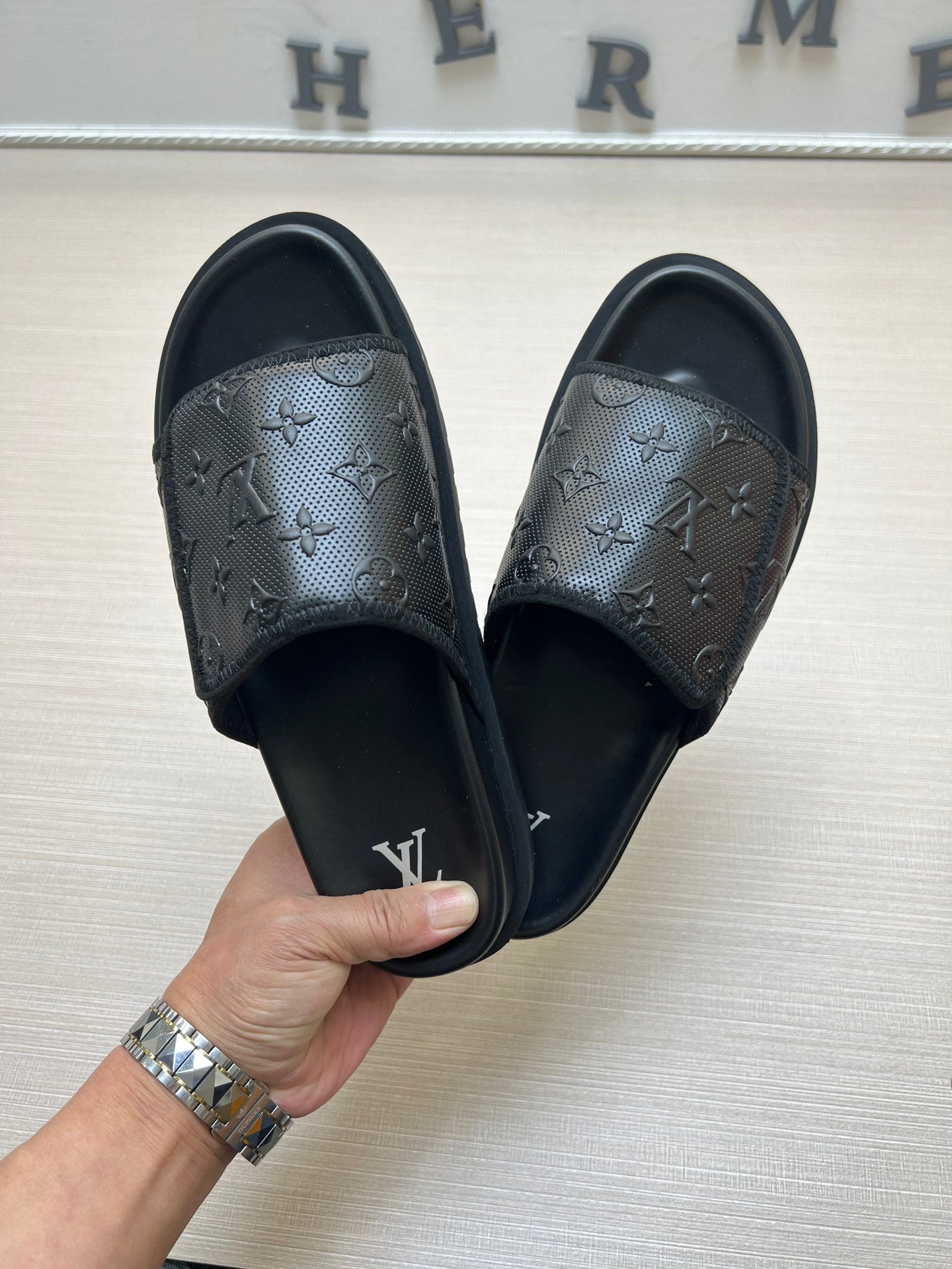 54E112ZDE Stylish slippers