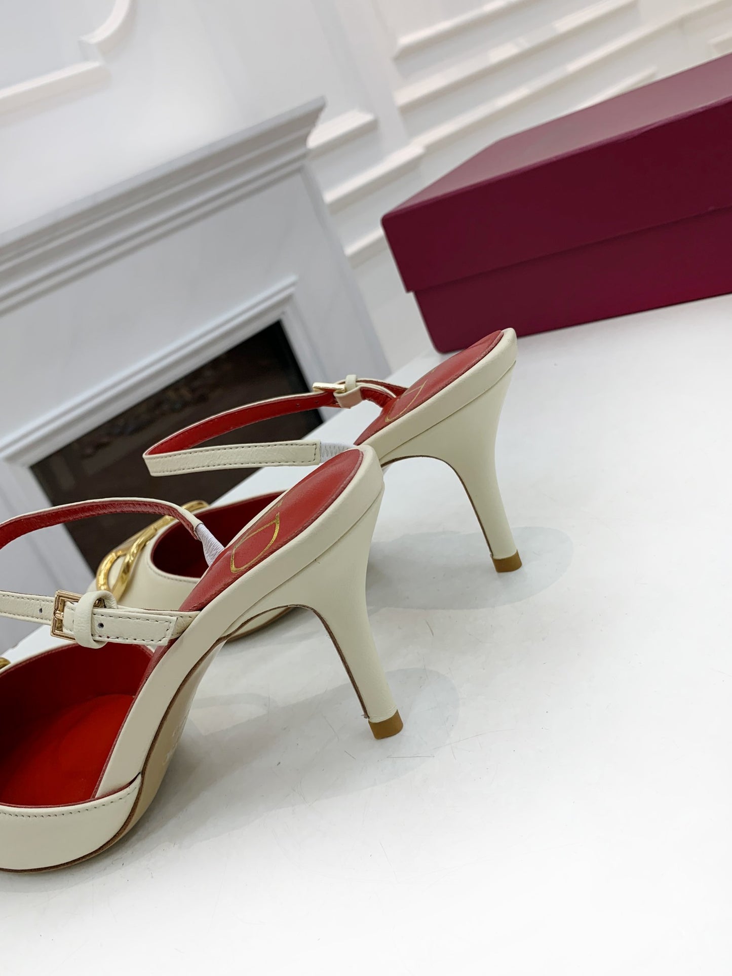 2YVL28ZDE Stylish leather  High heels