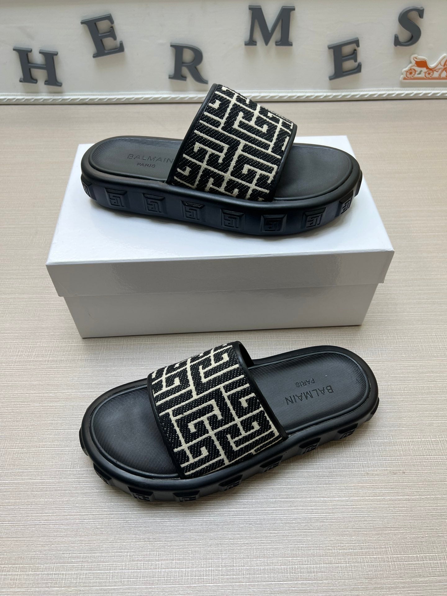 54A110ZDE Stylish slippers