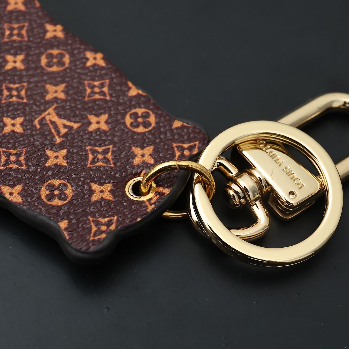 14E88ADE Stylish key closure