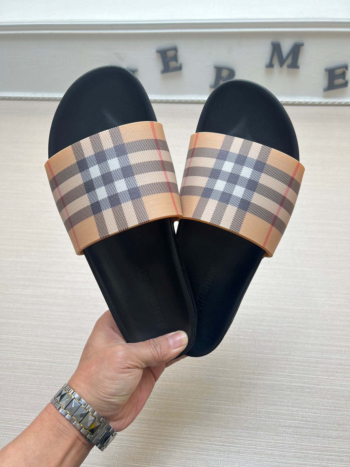 54R119ZDE Stylish slippers
