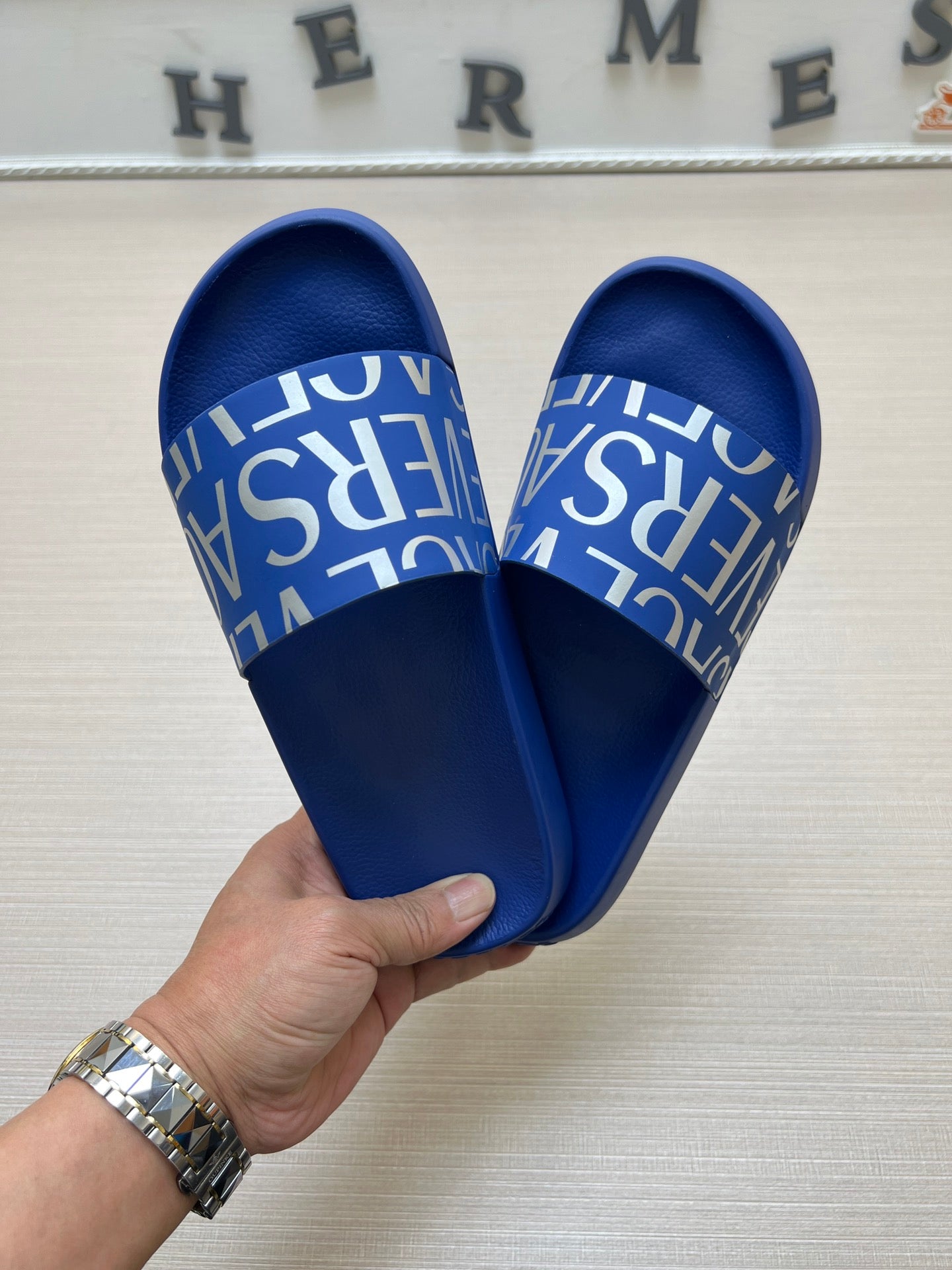 54V108ZDE Stylish slippers