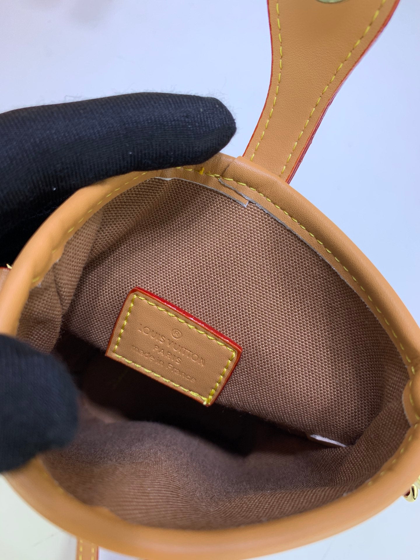 2WE48BDE Stylish leather bag