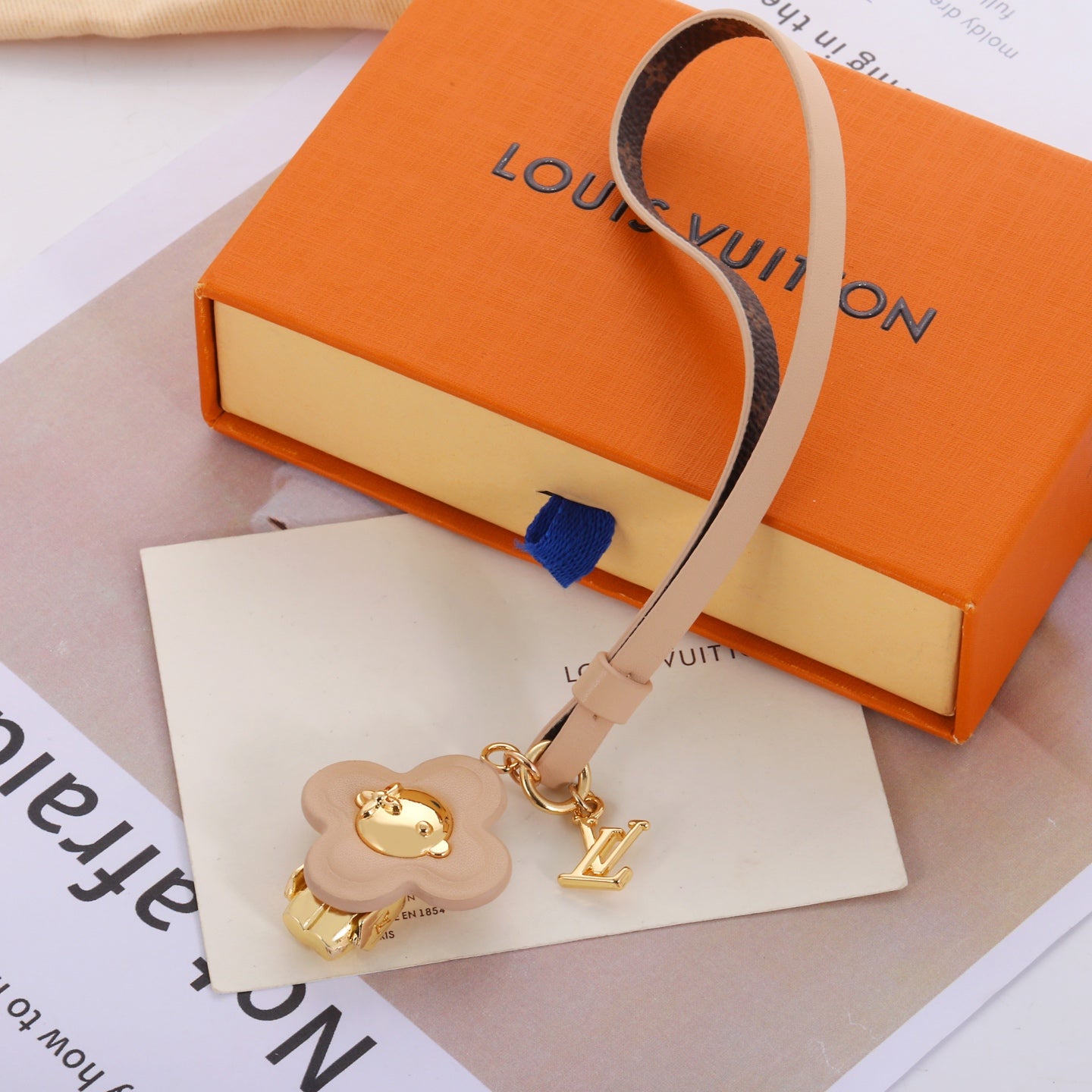 3RE3ADE Stylish key closure