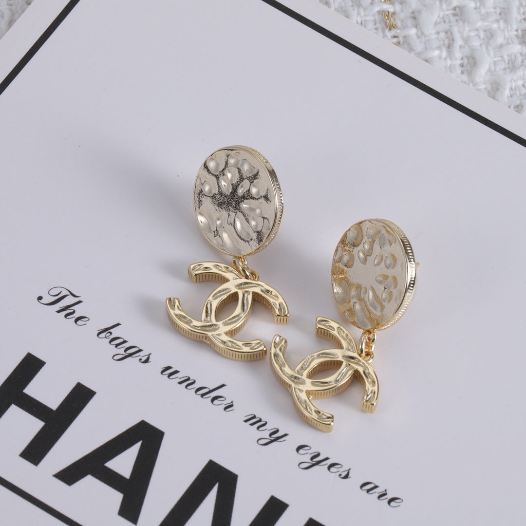 15QC7EDE Stylish Earrings