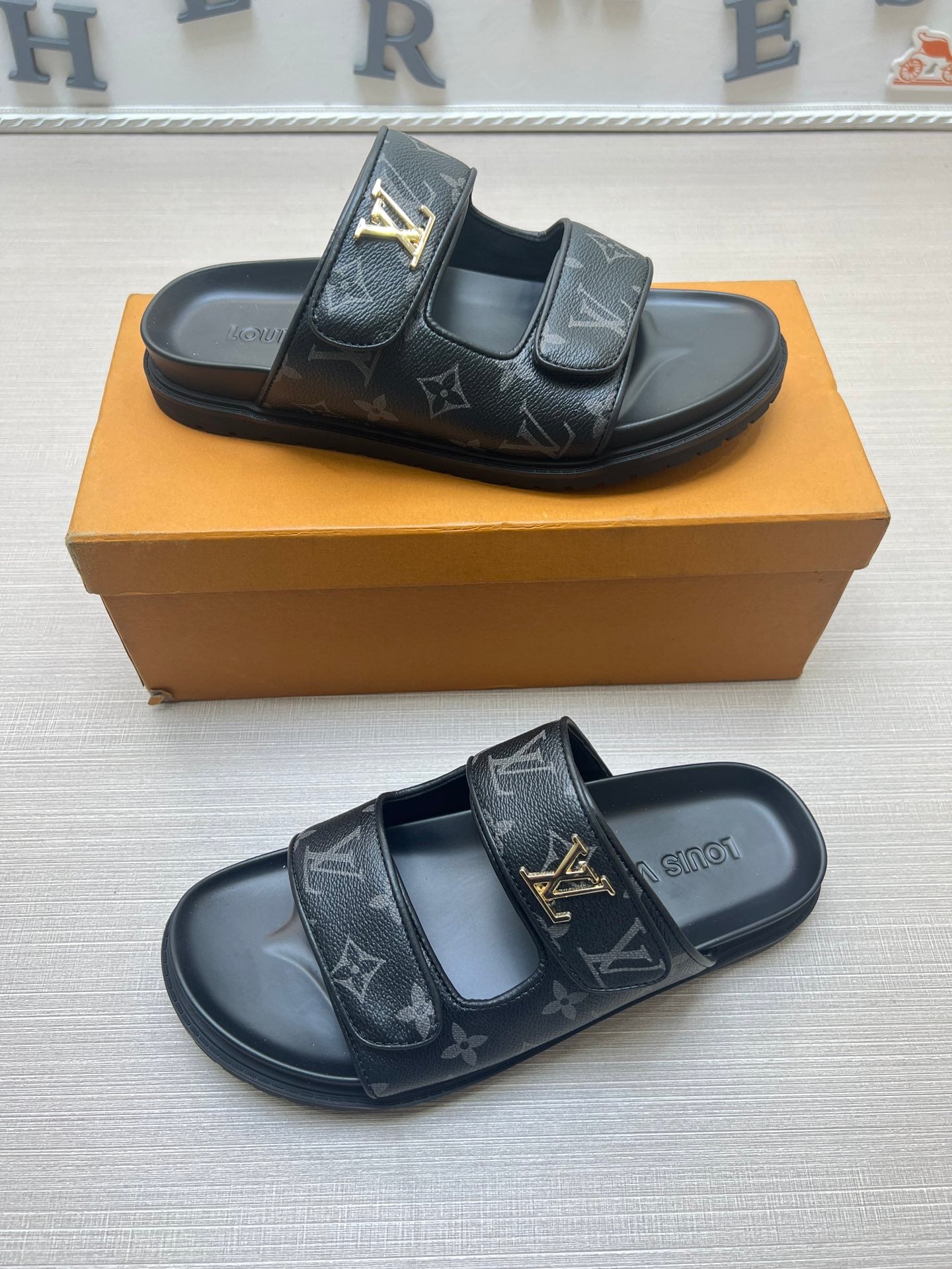 54E11ZDE Stylish slippers
