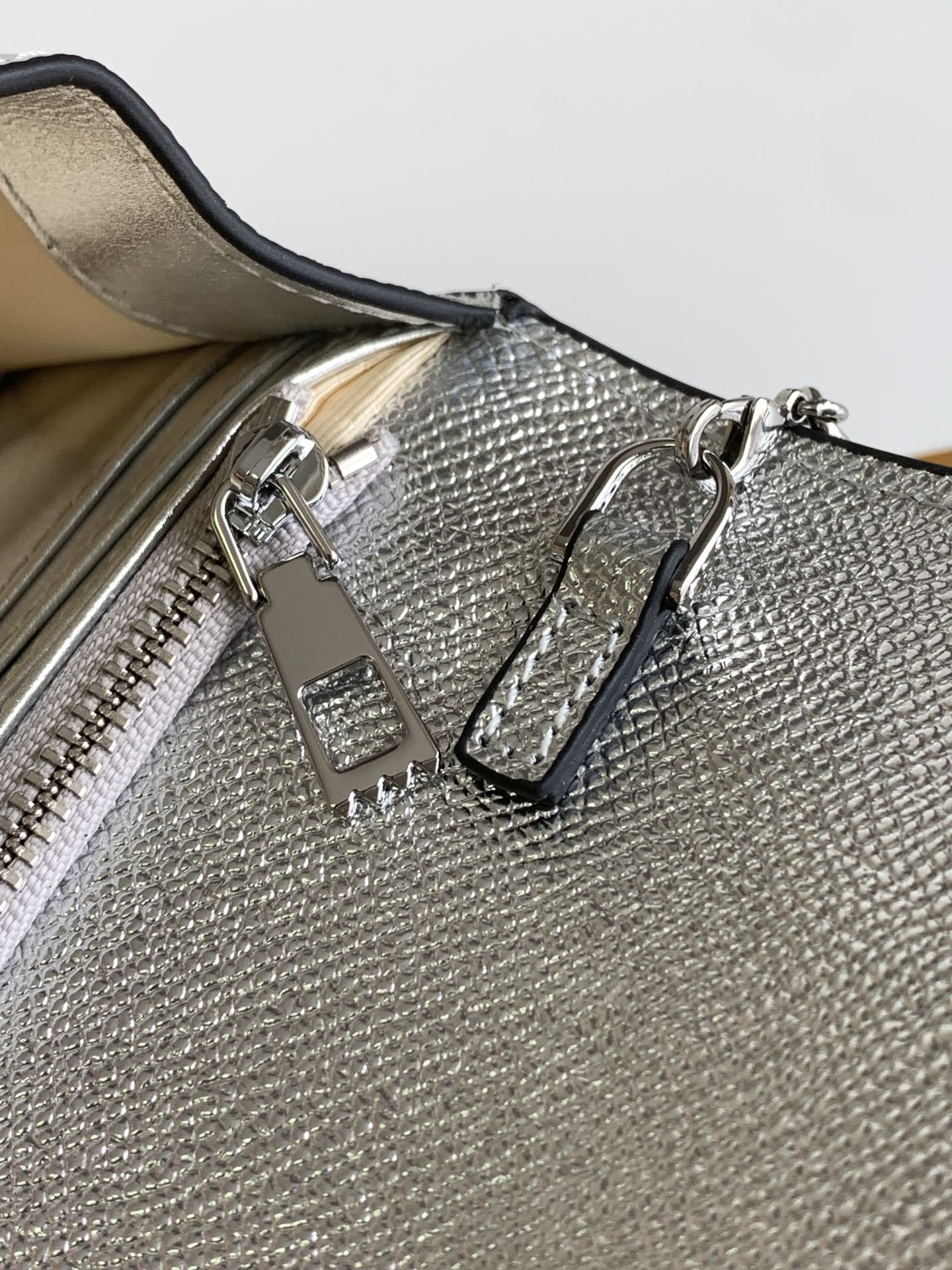 1XVL272BDE Stylish leather bag 