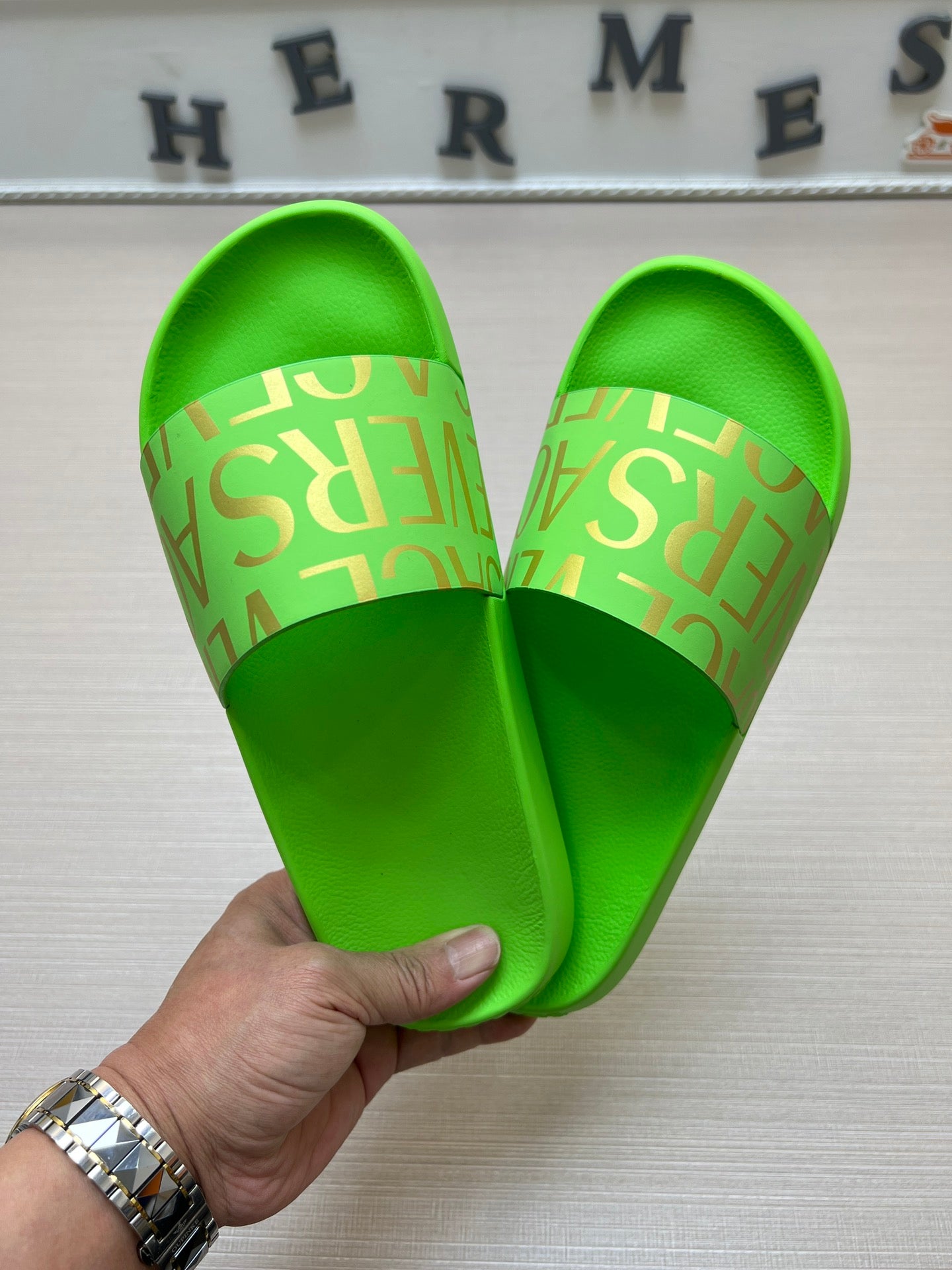 54V108ZDE Stylish slippers