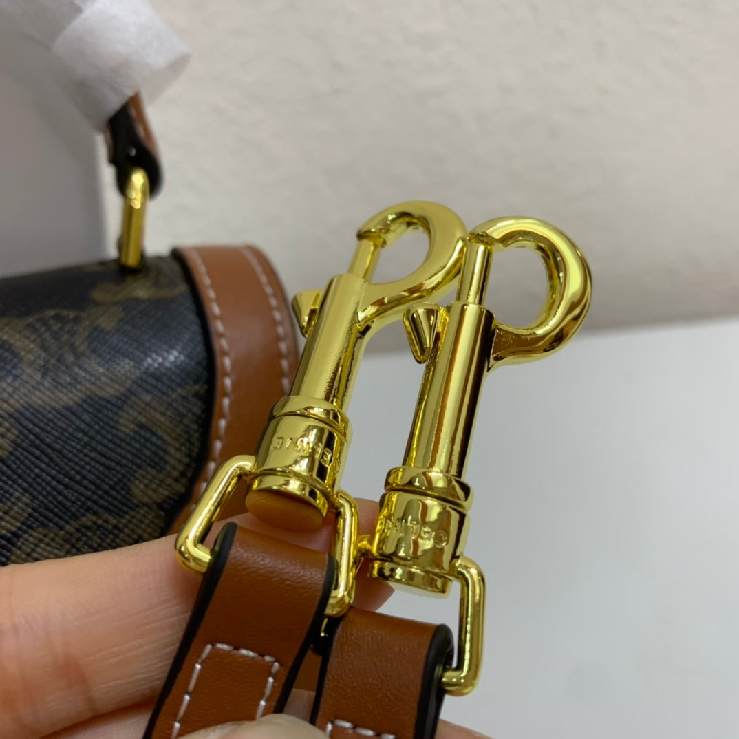 1XCL40BDE Stylish leather bag 