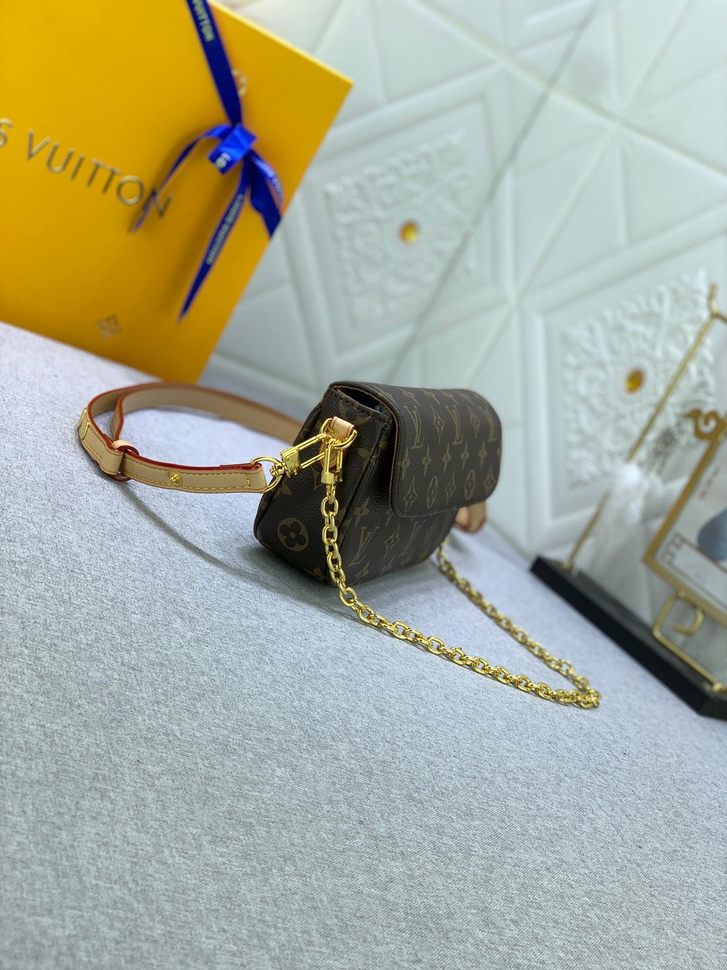 1XE64BDE Stylish leather bag 