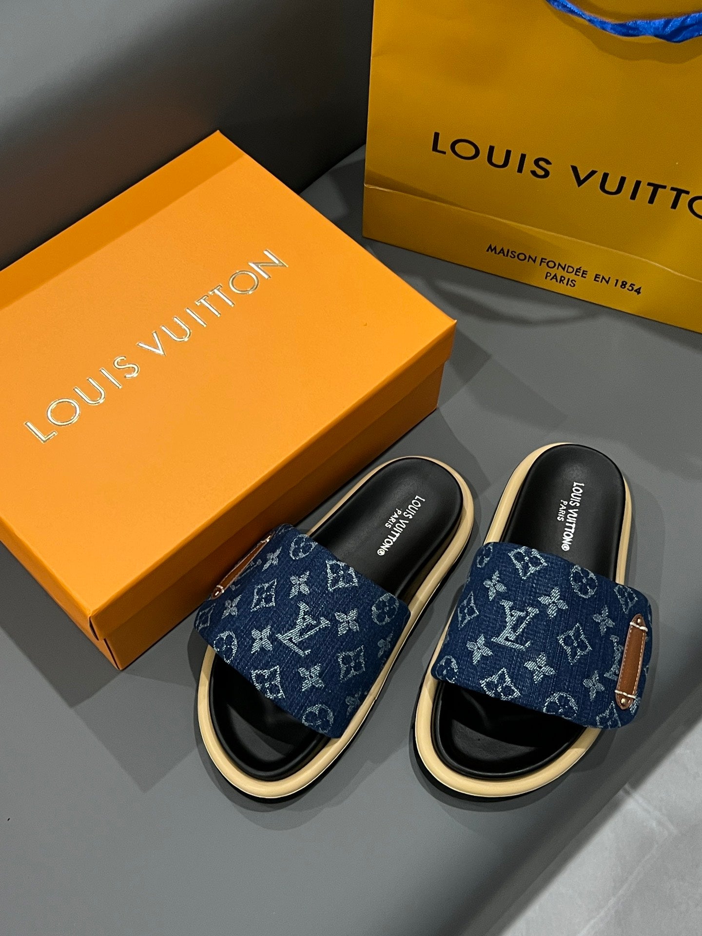 14E73ZDE Stylish Slippers