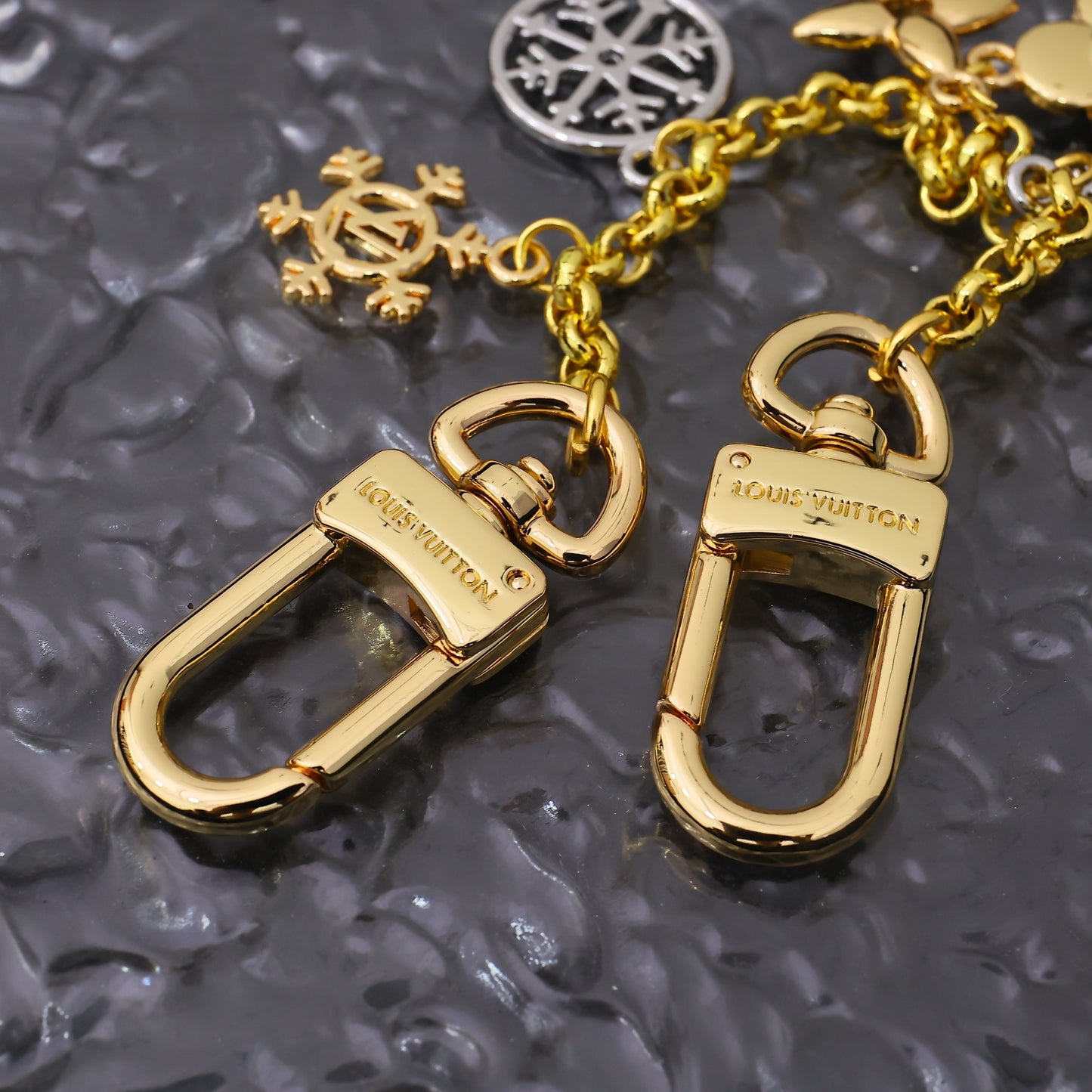 14E93ADE Stylish key closure