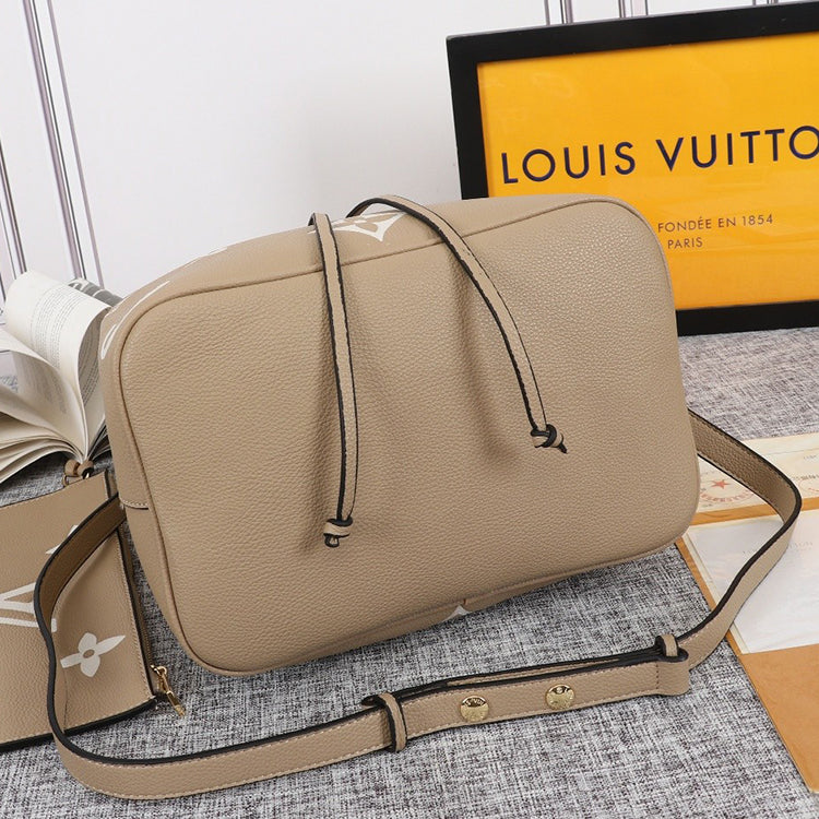 2E04BDE Stylish leather bag 