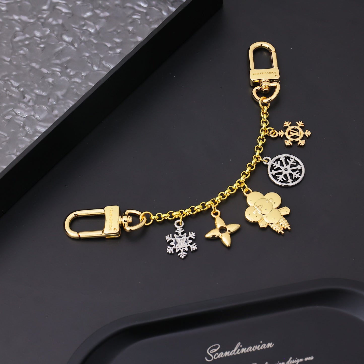14E93ADE Stylish key closure