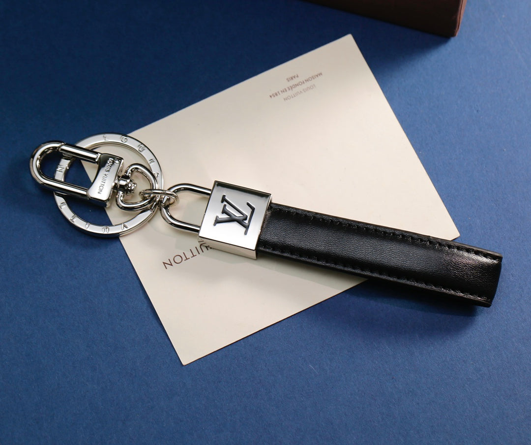 3RE28ADE Stylish key closure