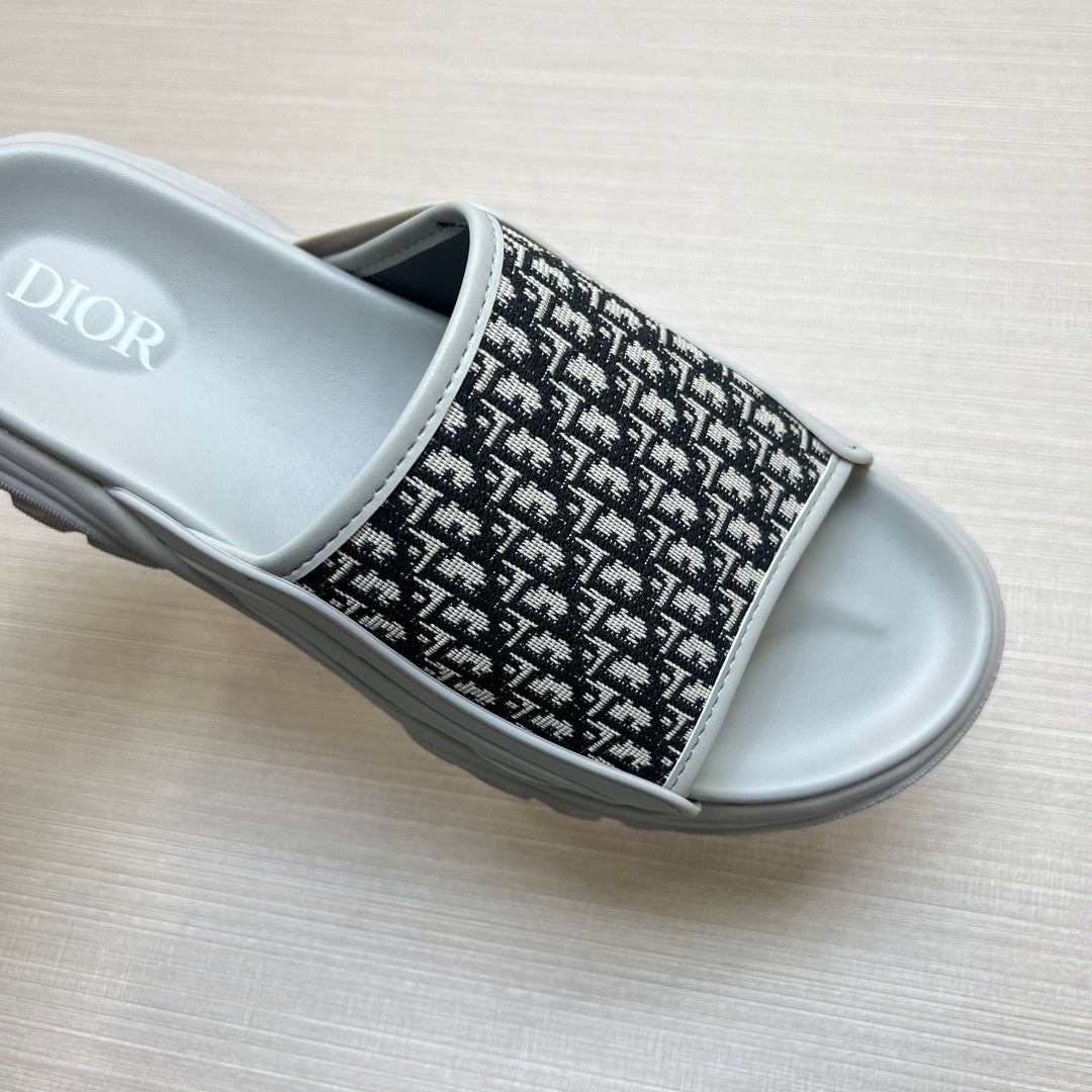 54D8ZDE Stylish slippers
