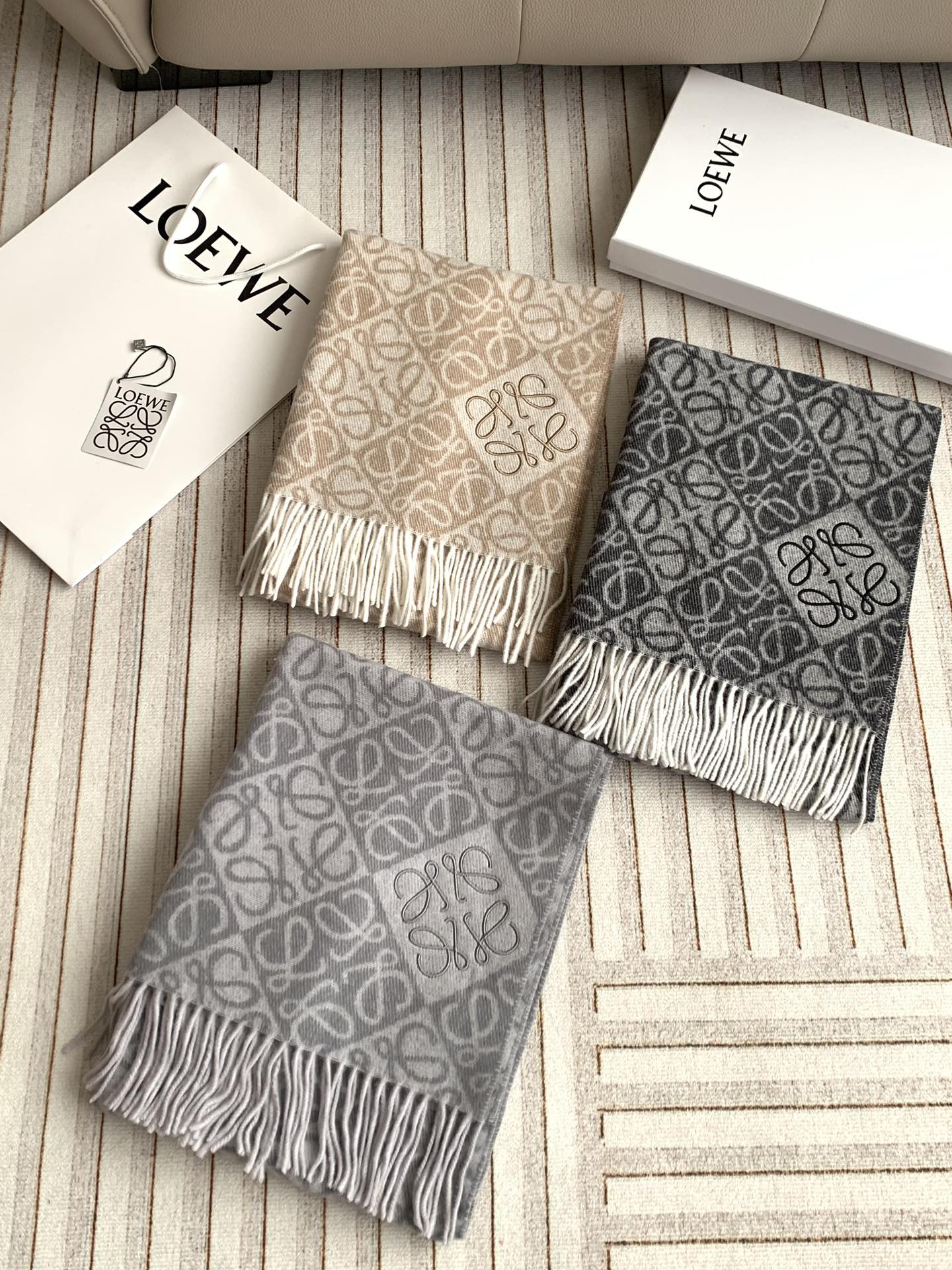 185RA64WDE Stylish Winter Scarves