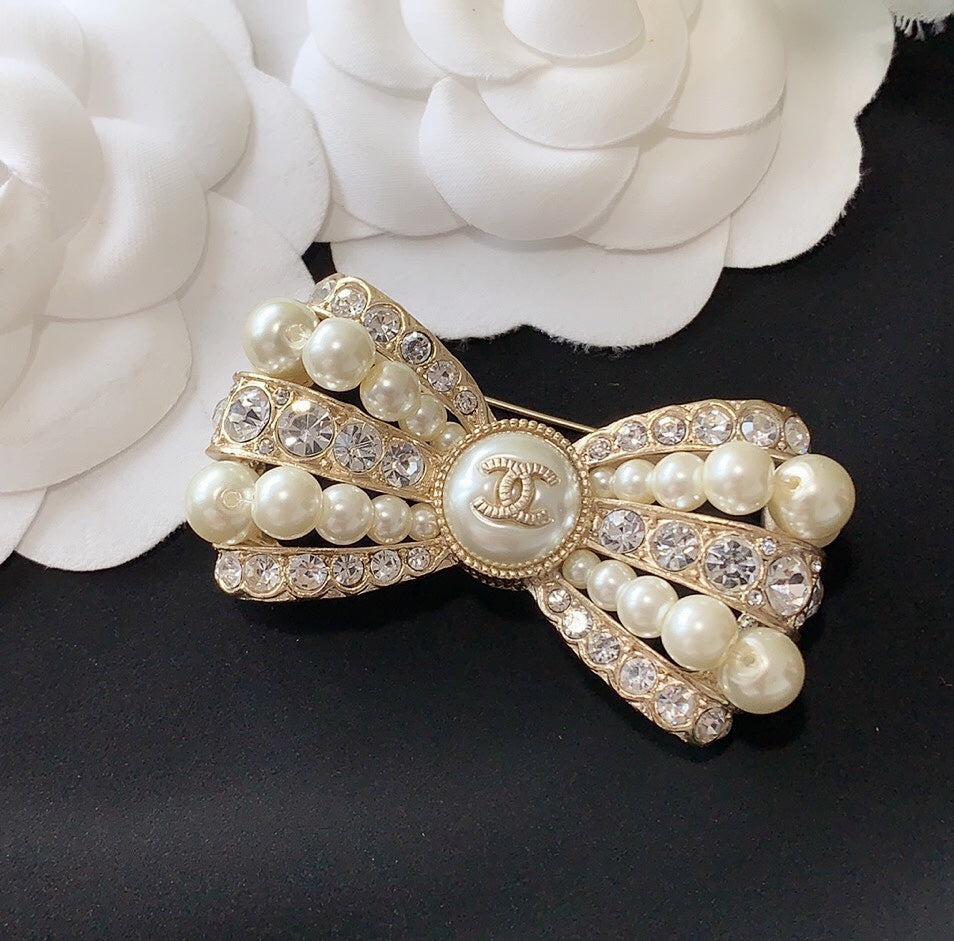14C228XDE Stylish Brooch