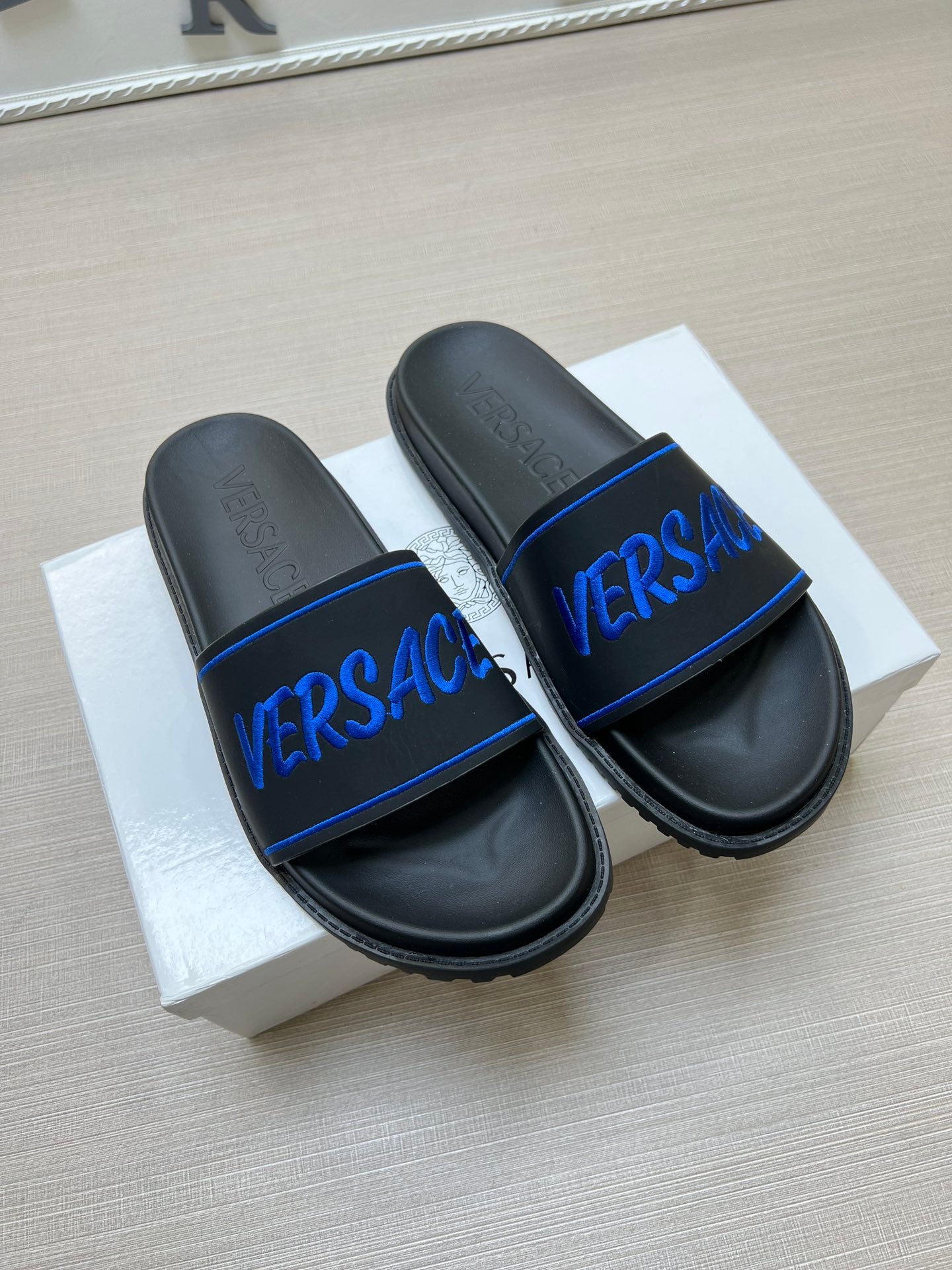 54V54ZDE Stylish slippers