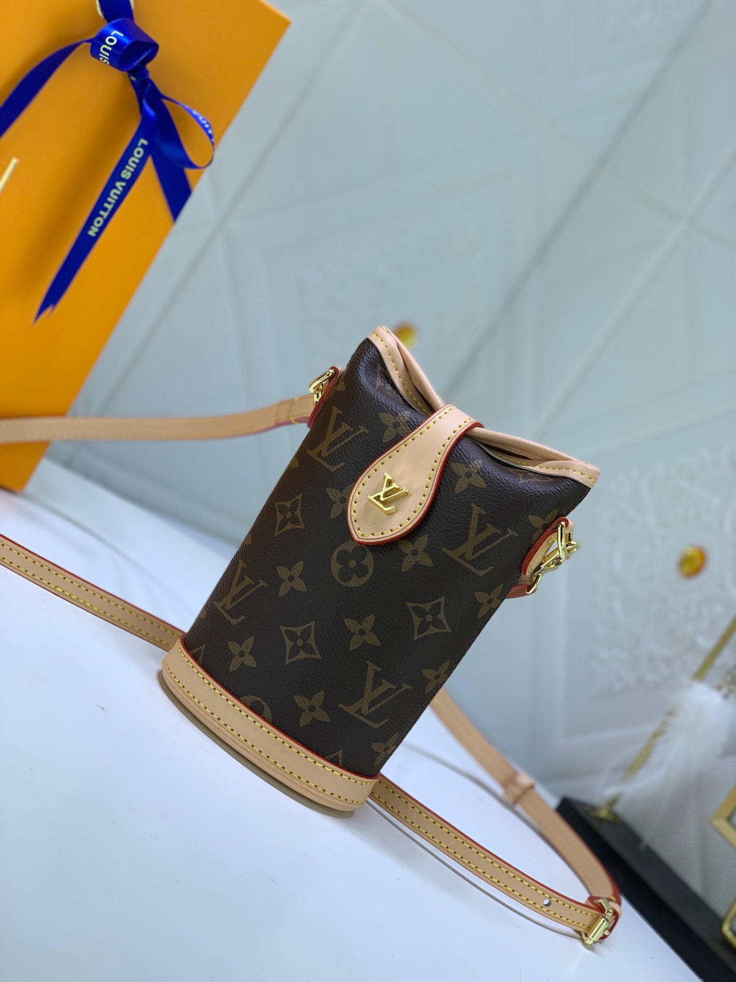 2WE48BDE Stylish leather bag