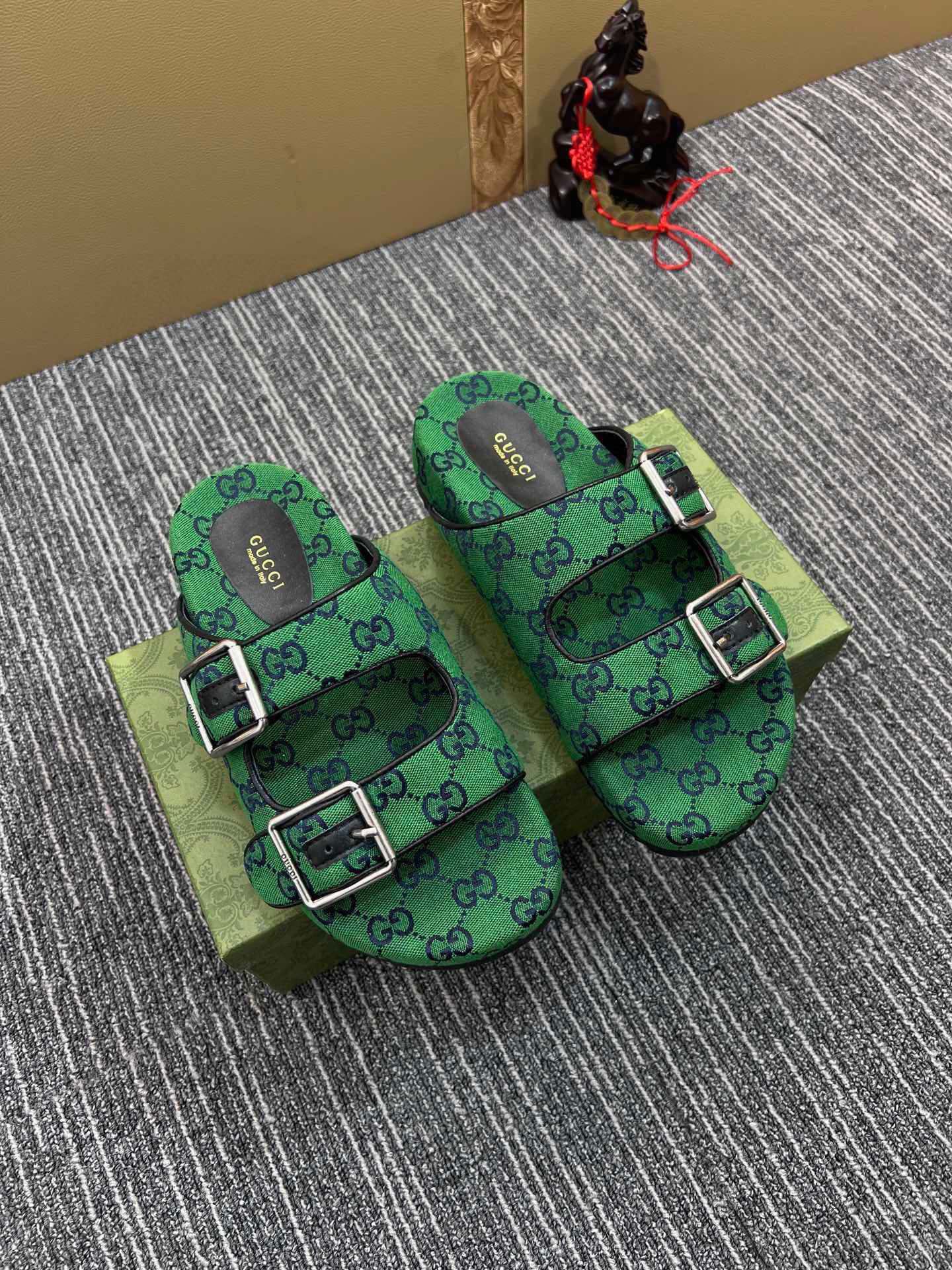 54B123ZDE Stylish slippers