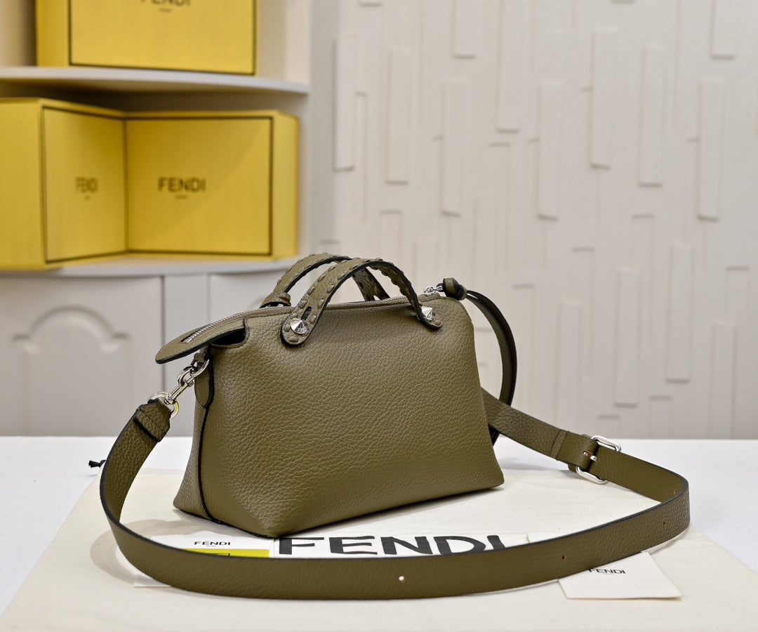 1WF109BDE Stylish leather bag