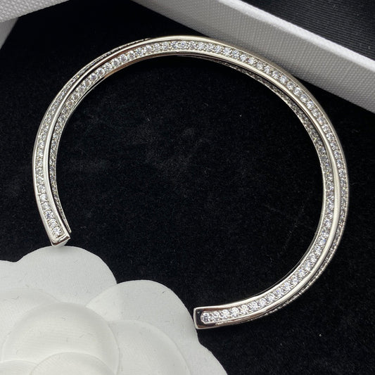 1XCL560KDE Stylish bracelet