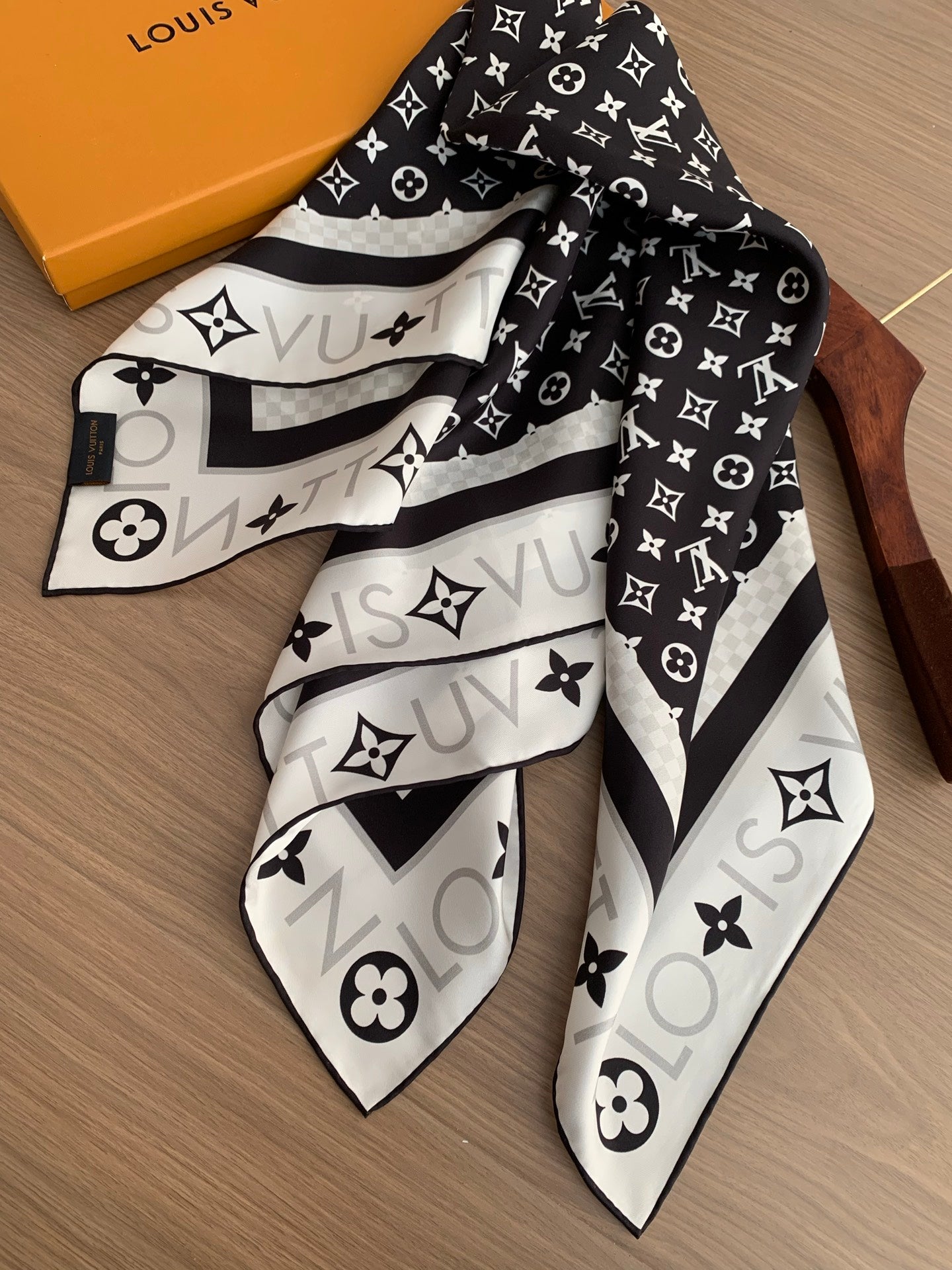 155NE7WDE Stylish Silk Scarve