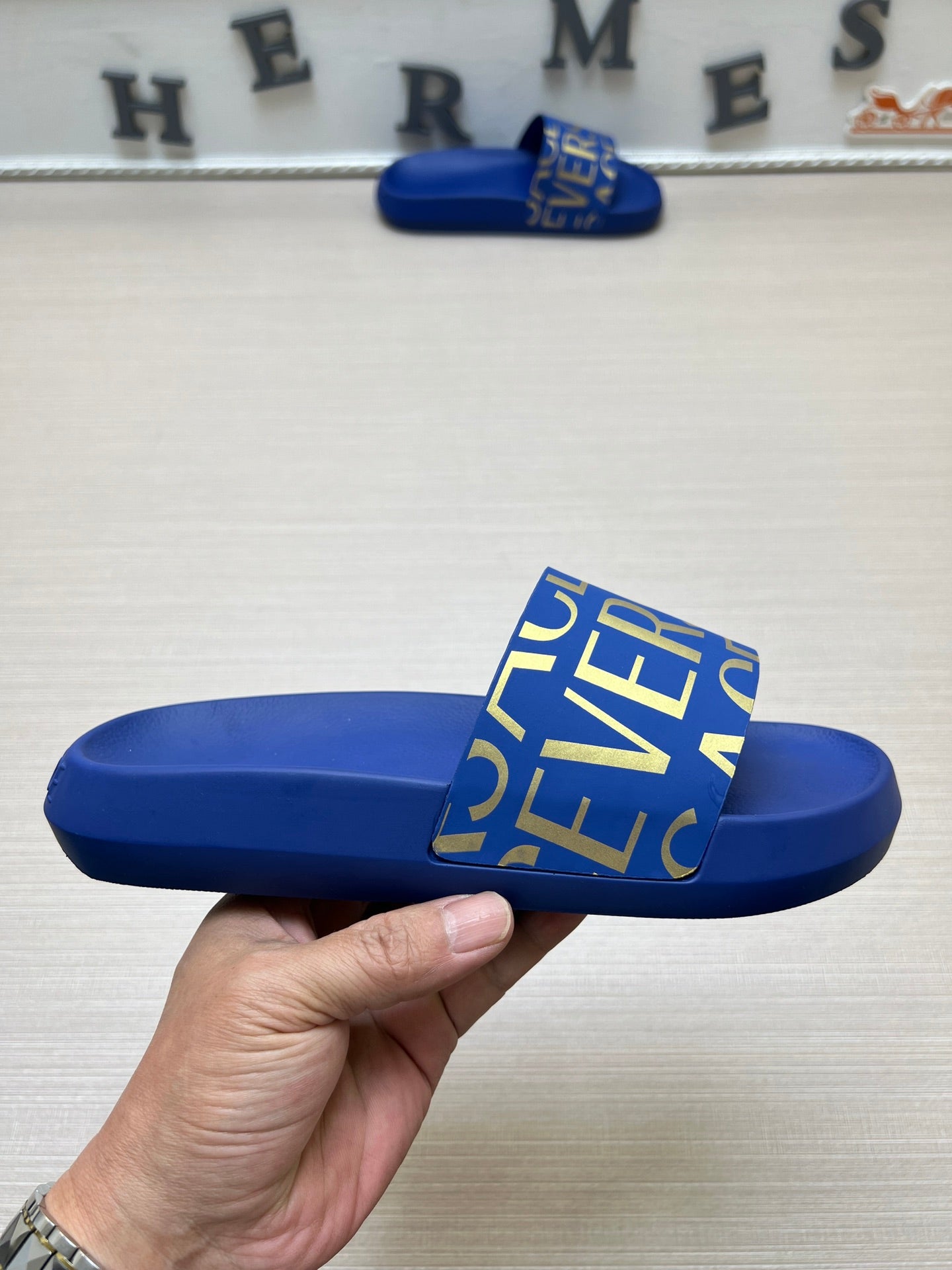 54V108ZDE Stylish slippers