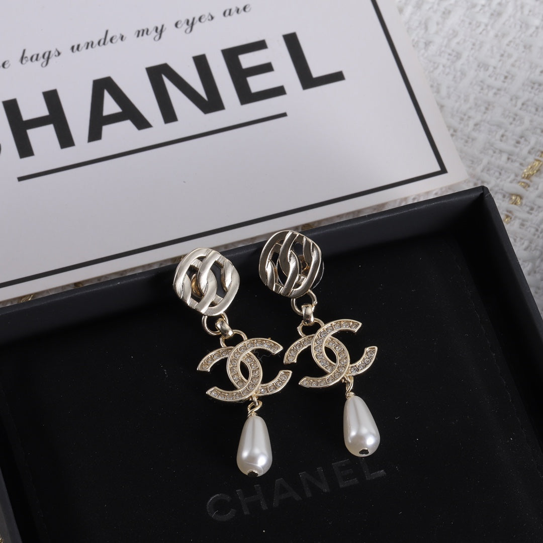 15QC8EDE Stylish Earrings