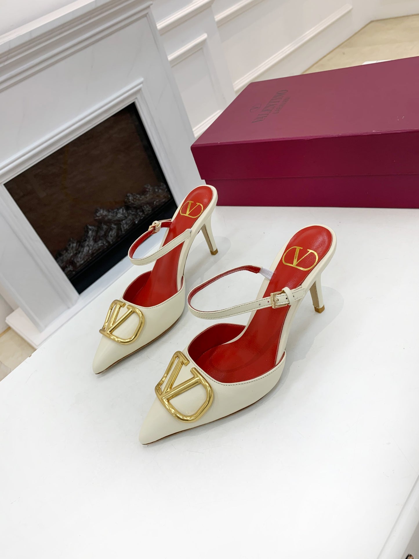 2YVL28ZDE Stylish leather  High heels