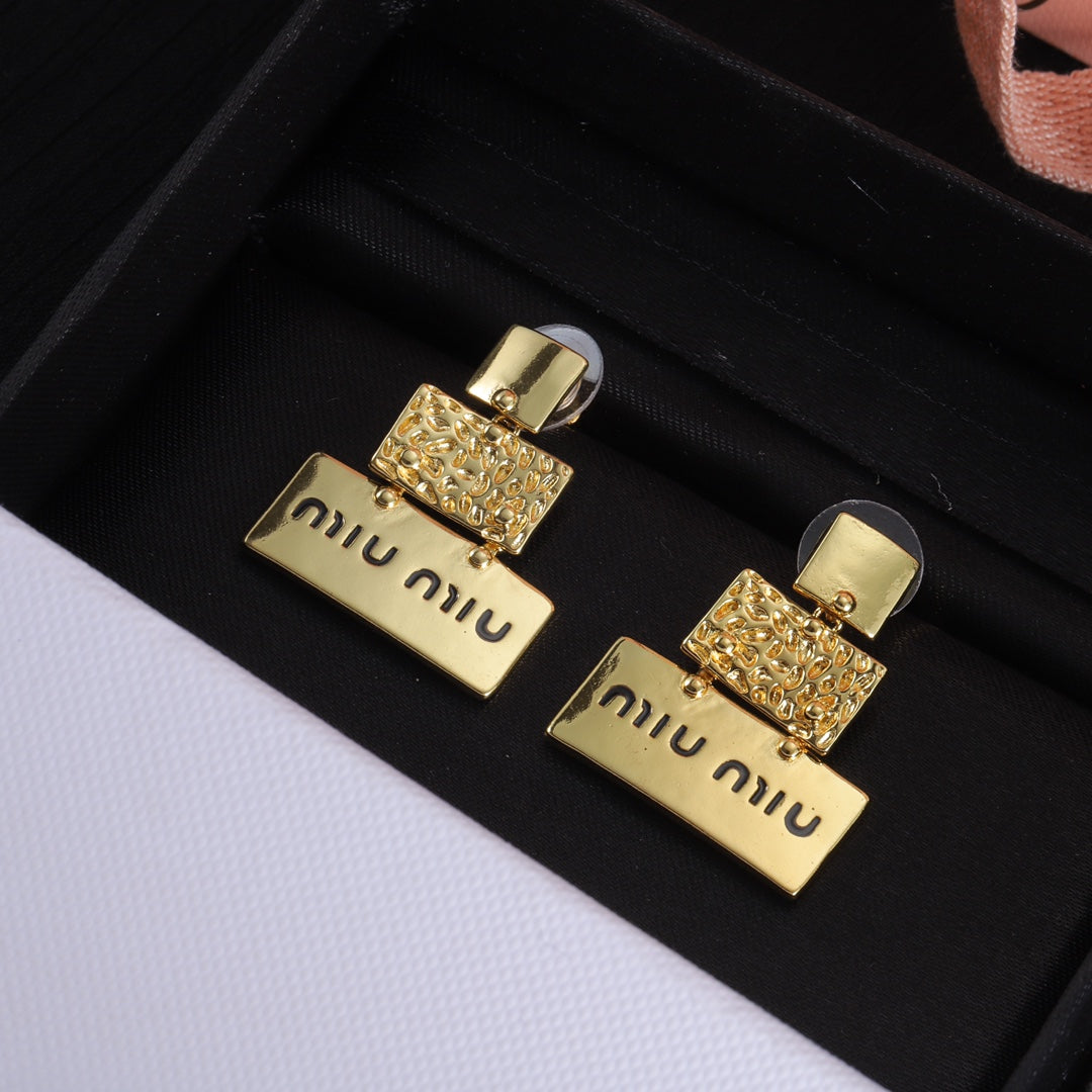 14A524EDE Stylish Earrings