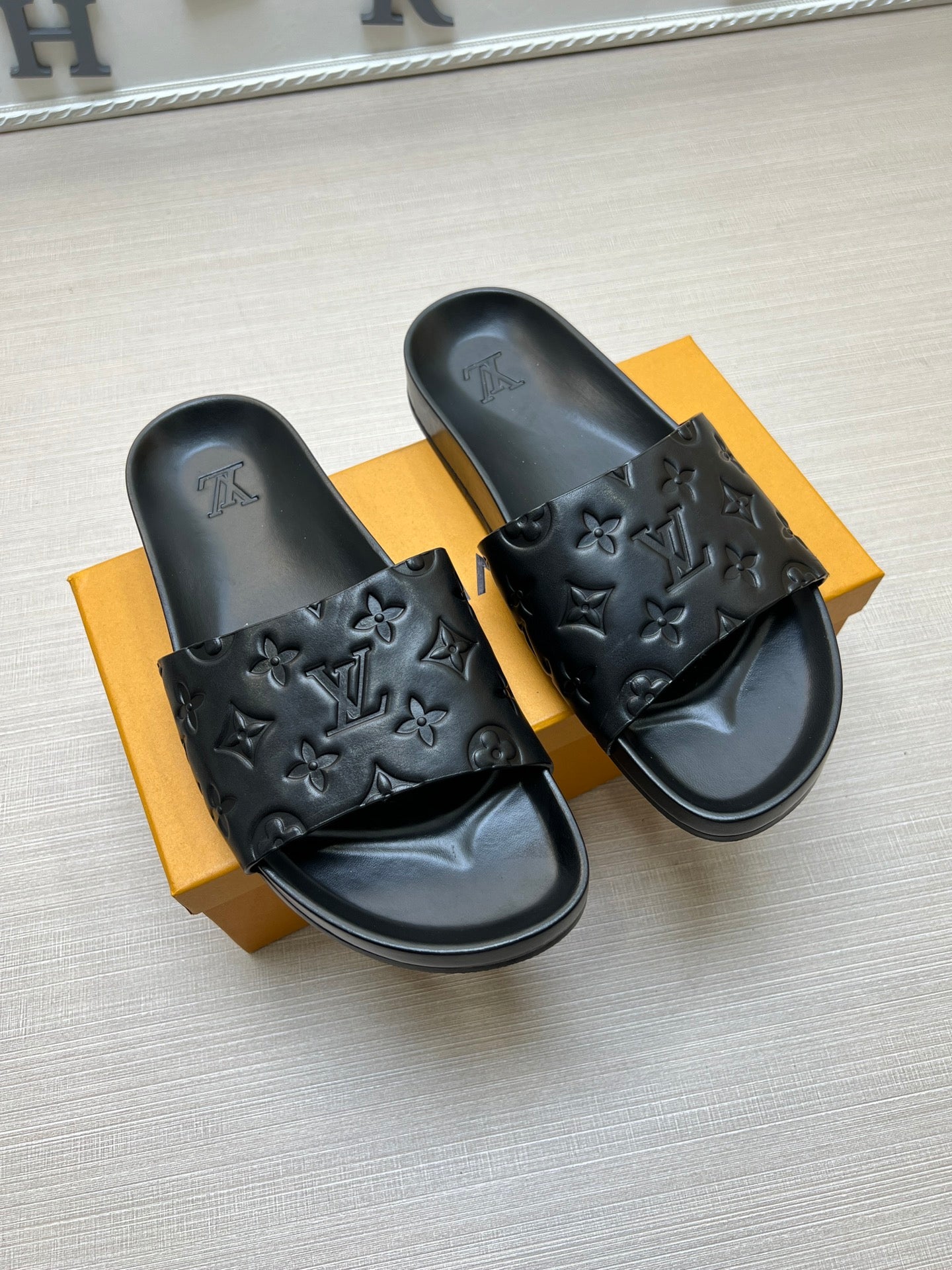 54E84ZDE Stylish slippers