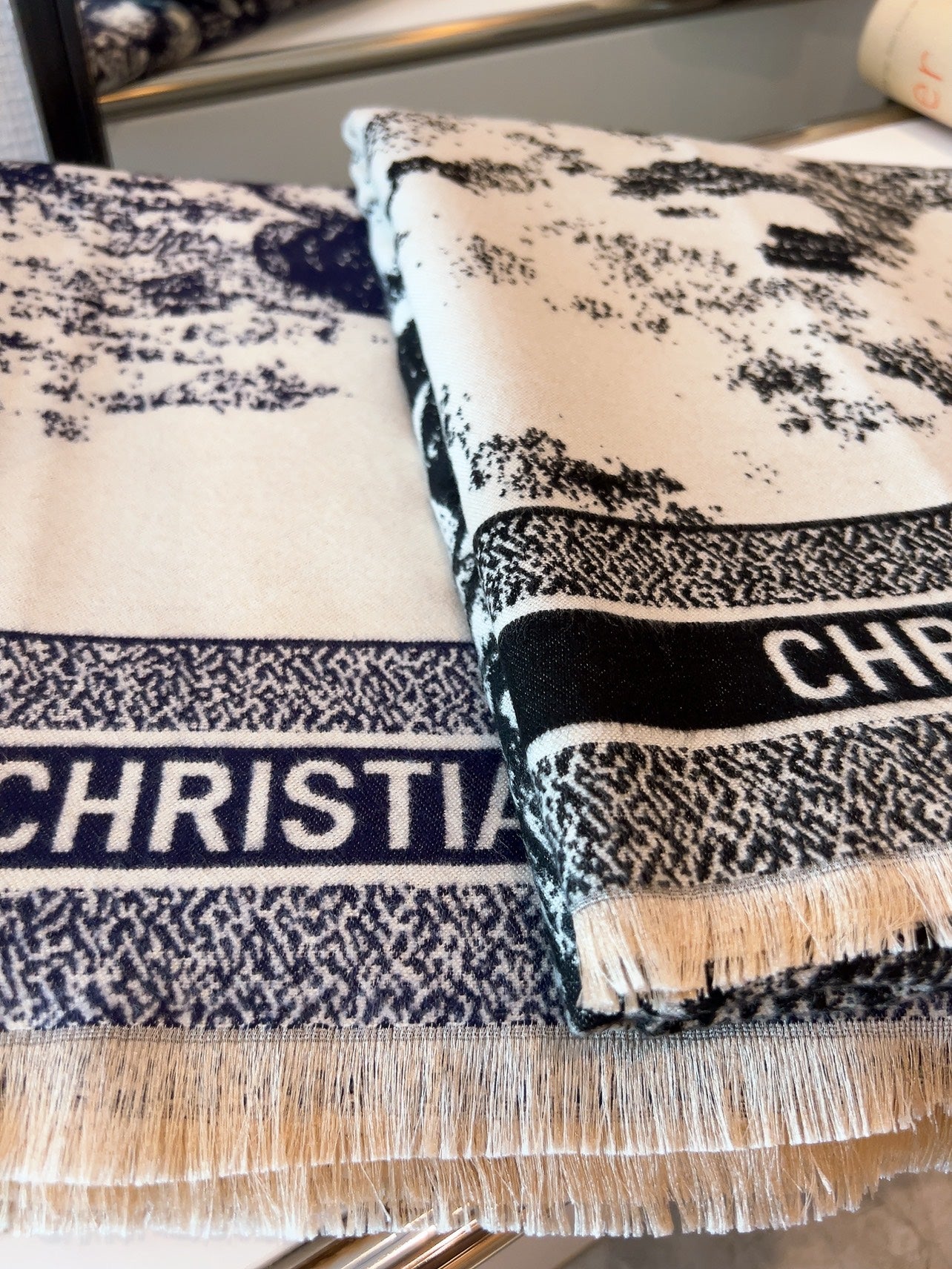 175RD5WDE Stylish Winter Scarves